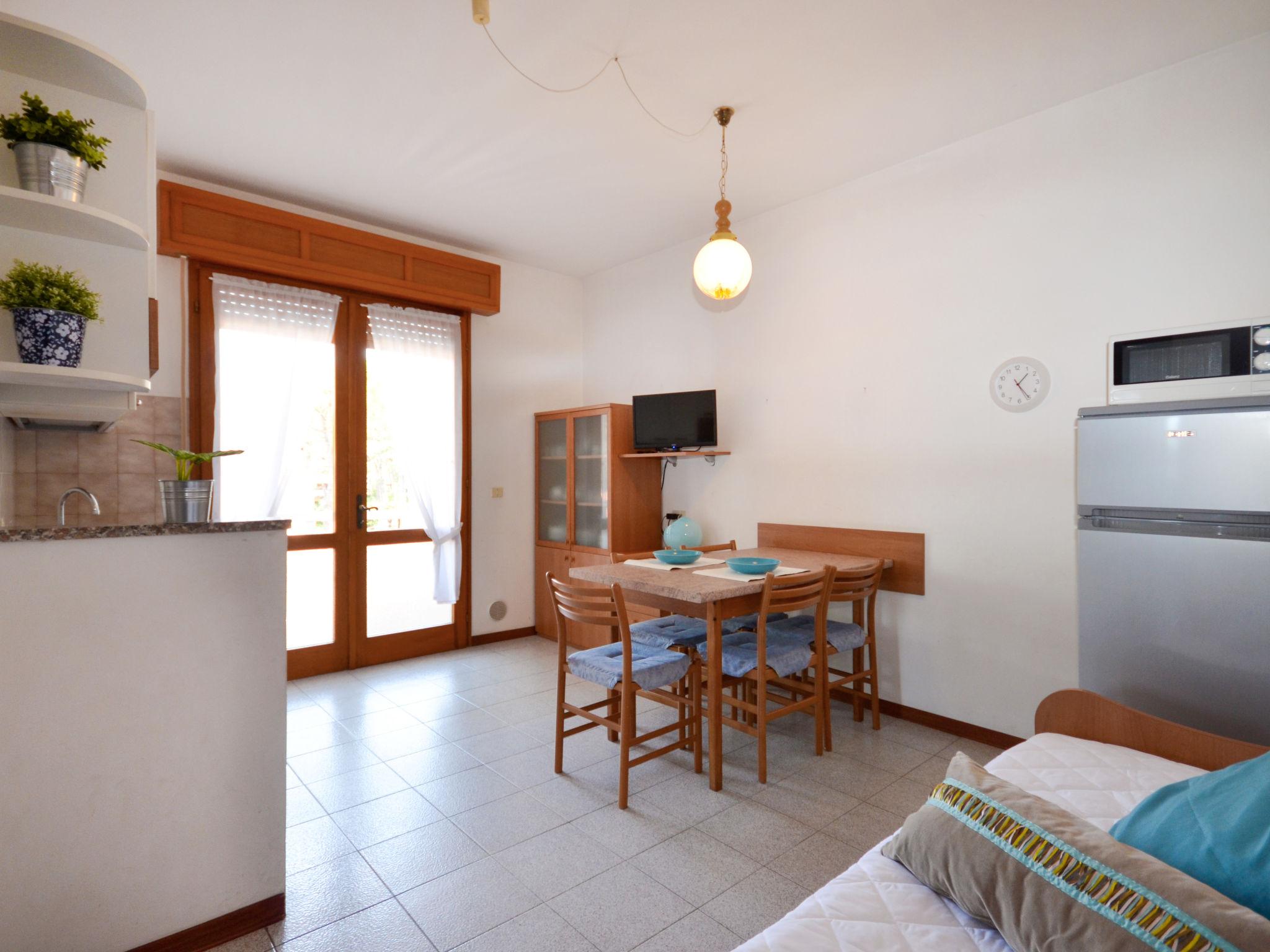 Photo 9 - Appartement de 2 chambres à Lignano Sabbiadoro avec piscine et vues à la mer