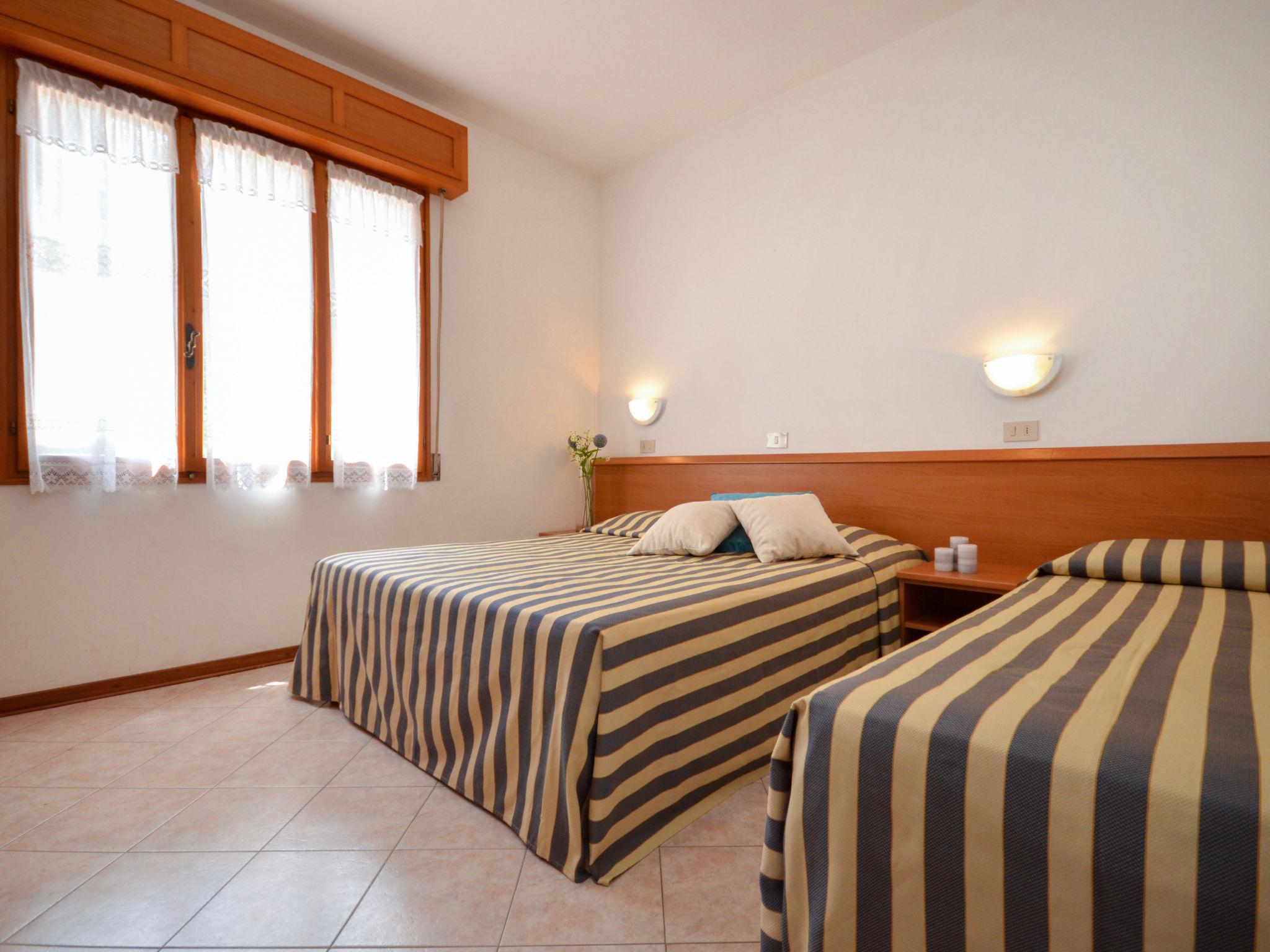 Foto 10 - Appartamento con 2 camere da letto a Lignano Sabbiadoro con piscina e vista mare