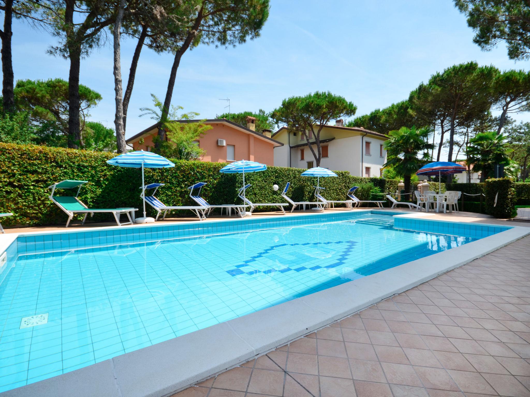 Photo 2 - Appartement de 2 chambres à Lignano Sabbiadoro avec piscine et vues à la mer