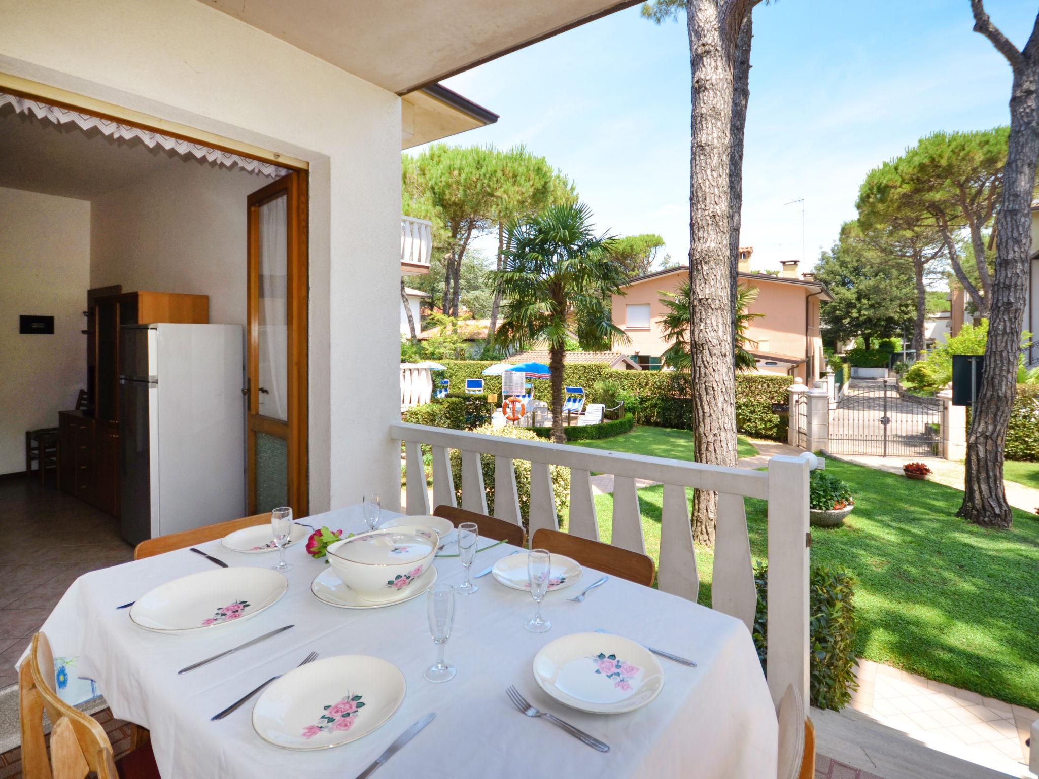 Photo 14 - 1 bedroom Apartment in Lignano Sabbiadoro with swimming pool and garden