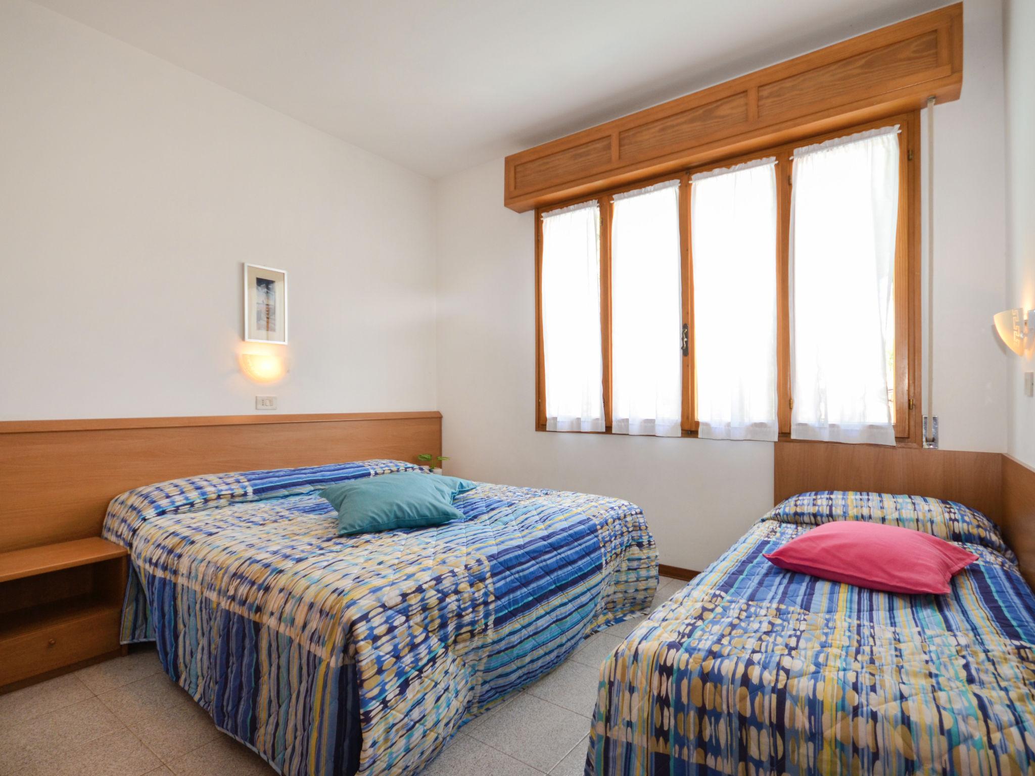 Photo 12 - Appartement de 2 chambres à Lignano Sabbiadoro avec piscine et vues à la mer