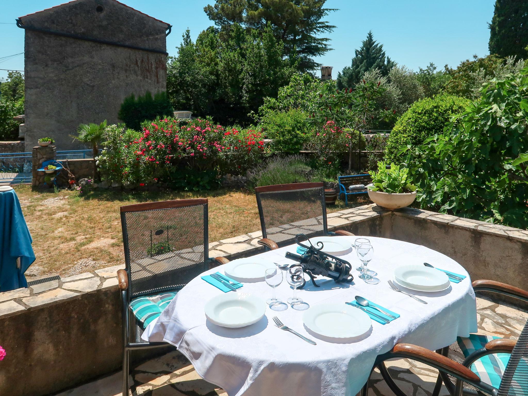 Foto 2 - Appartamento con 1 camera da letto a Dobrinj con piscina e vista mare