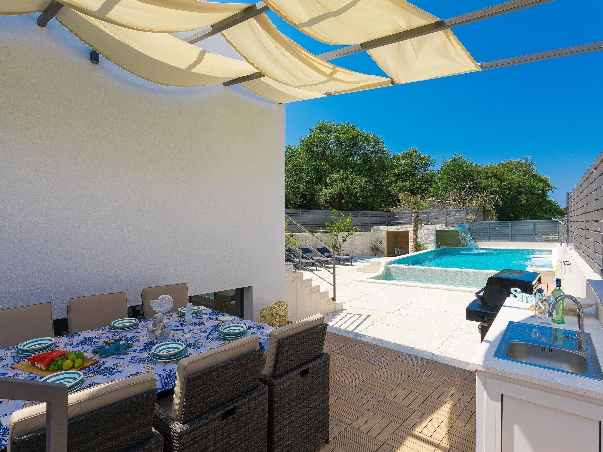 Foto 40 - Casa con 3 camere da letto a Pola con piscina privata e vista mare