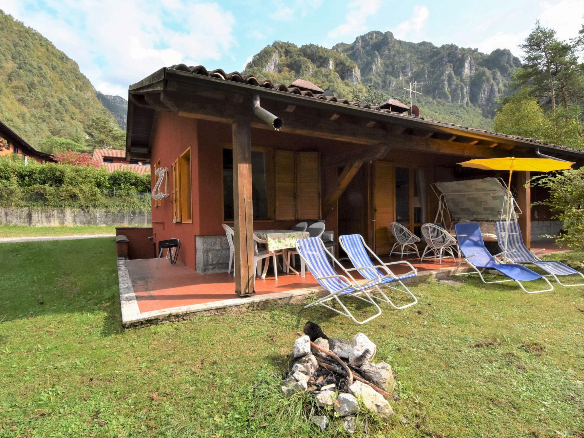 Photo 1 - Maison de 2 chambres à Idro avec terrasse et vues sur la montagne