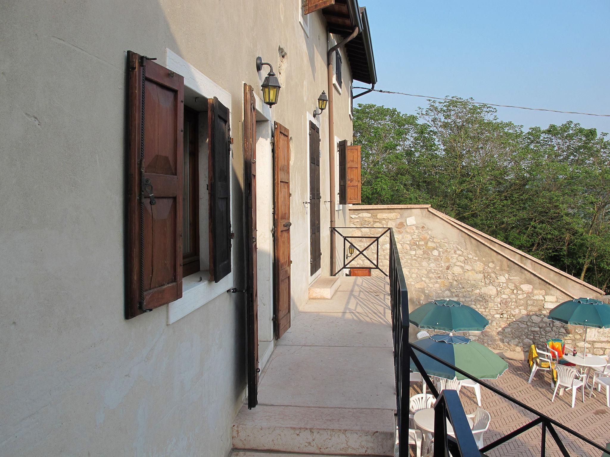 Photo 4 - Appartement de 2 chambres à Garda avec piscine et vues sur la montagne