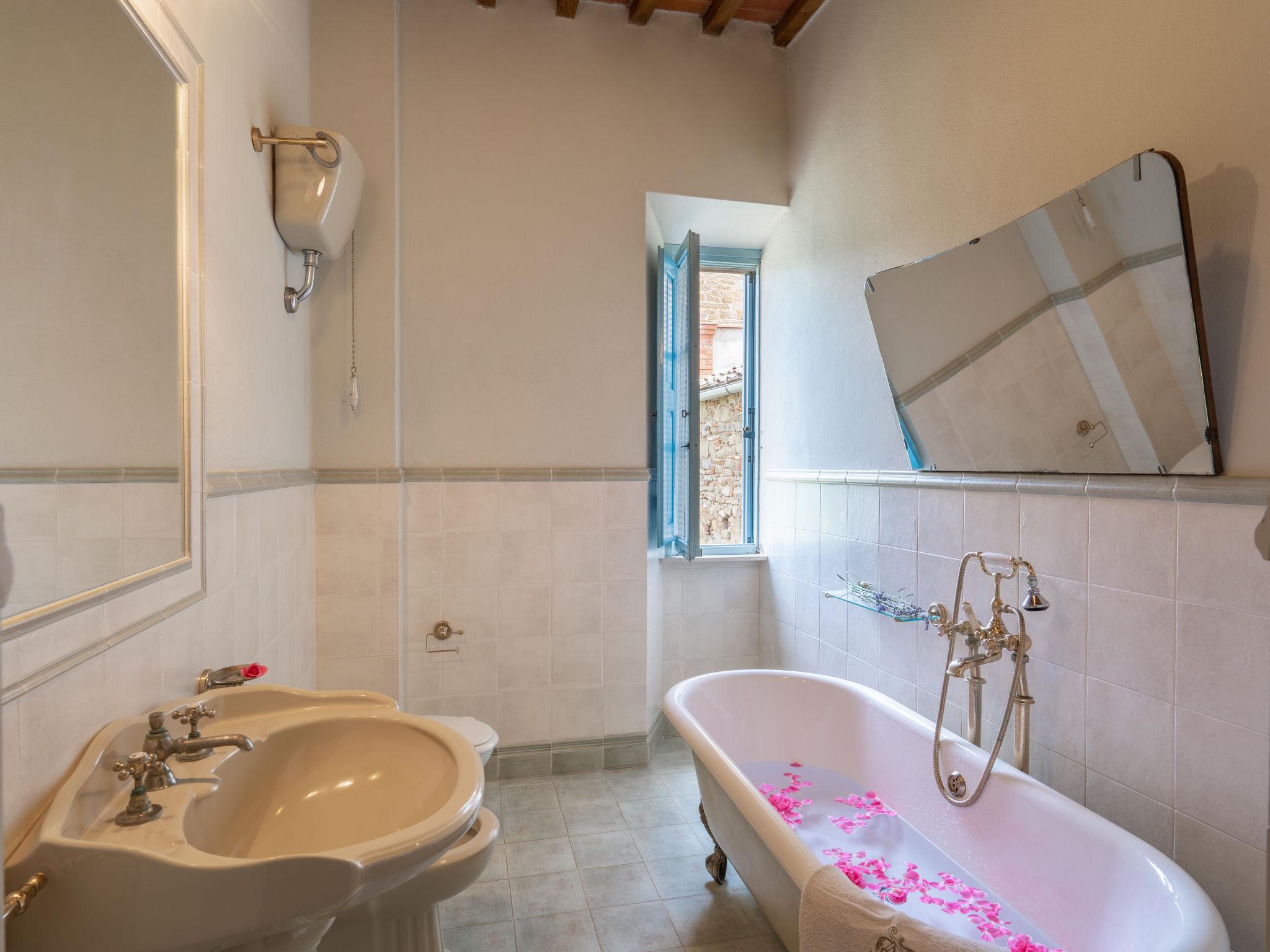 Photo 21 - 2 bedroom House in Castiglion Fiorentino with private pool and garden