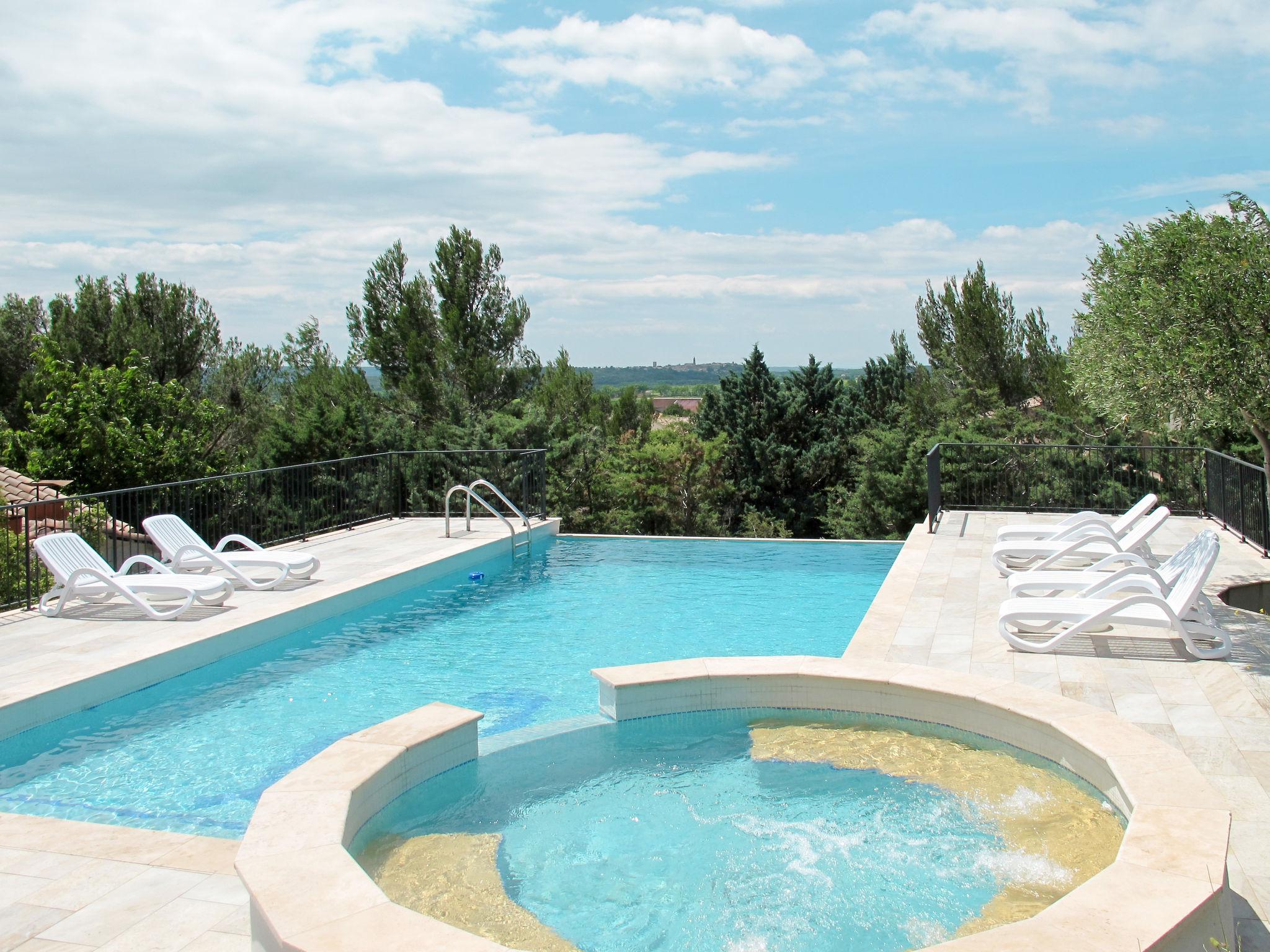 Foto 34 - Casa con 4 camere da letto a Saint-Hilaire-d'Ozilhan con piscina privata e giardino