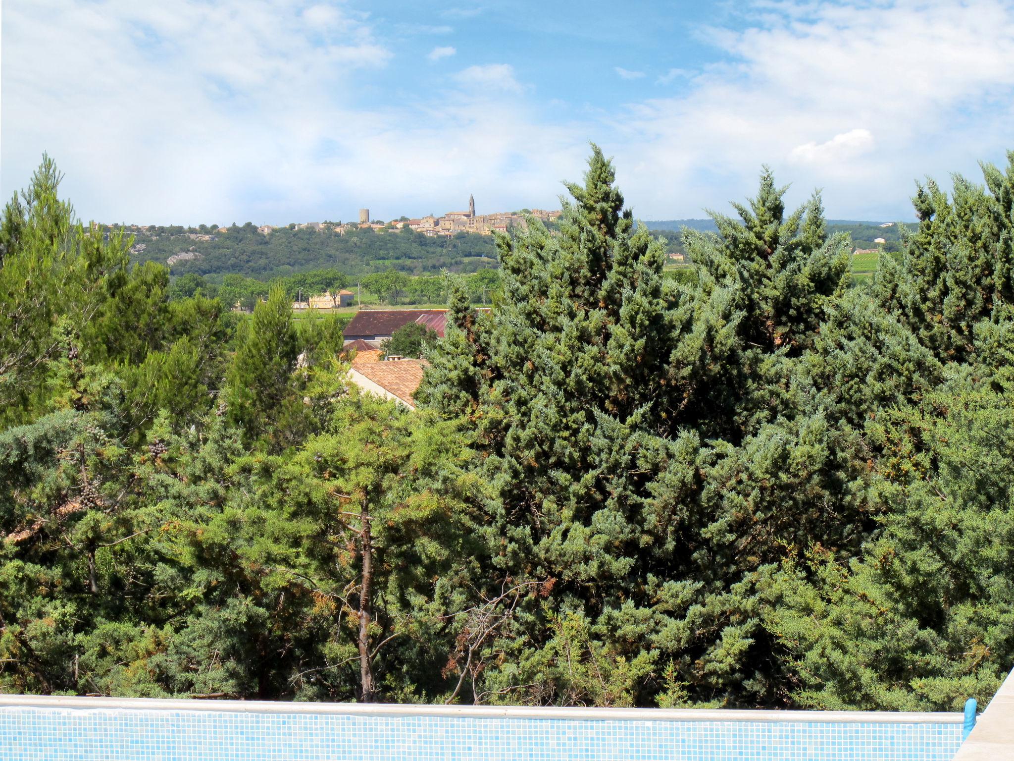 Photo 39 - Maison de 4 chambres à Saint-Hilaire-d'Ozilhan avec piscine privée et jardin