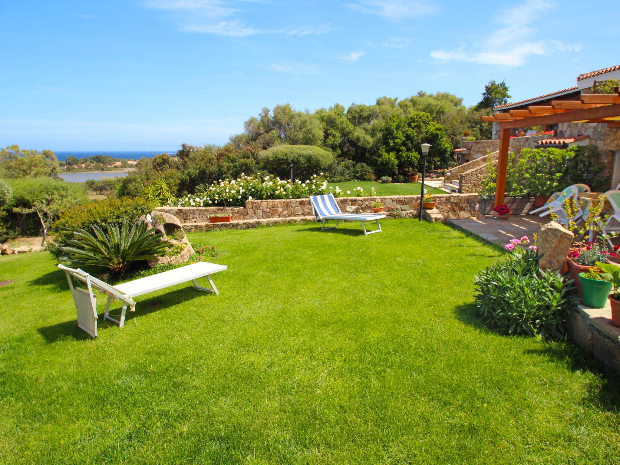 Photo 1 - Appartement de 2 chambres à Budoni avec jardin et vues à la mer