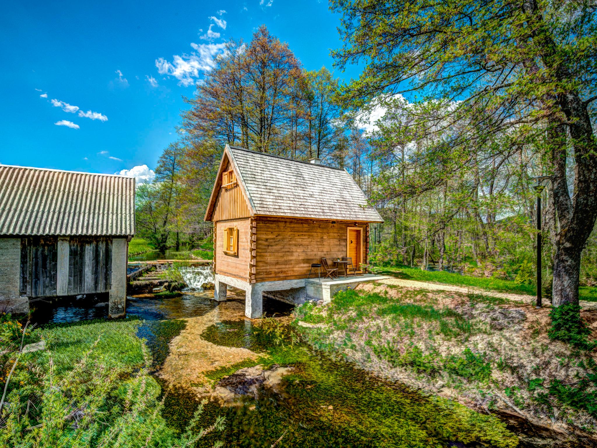 Foto 10 - Haus mit 1 Schlafzimmer in Plitvička jezera mit blick auf die berge