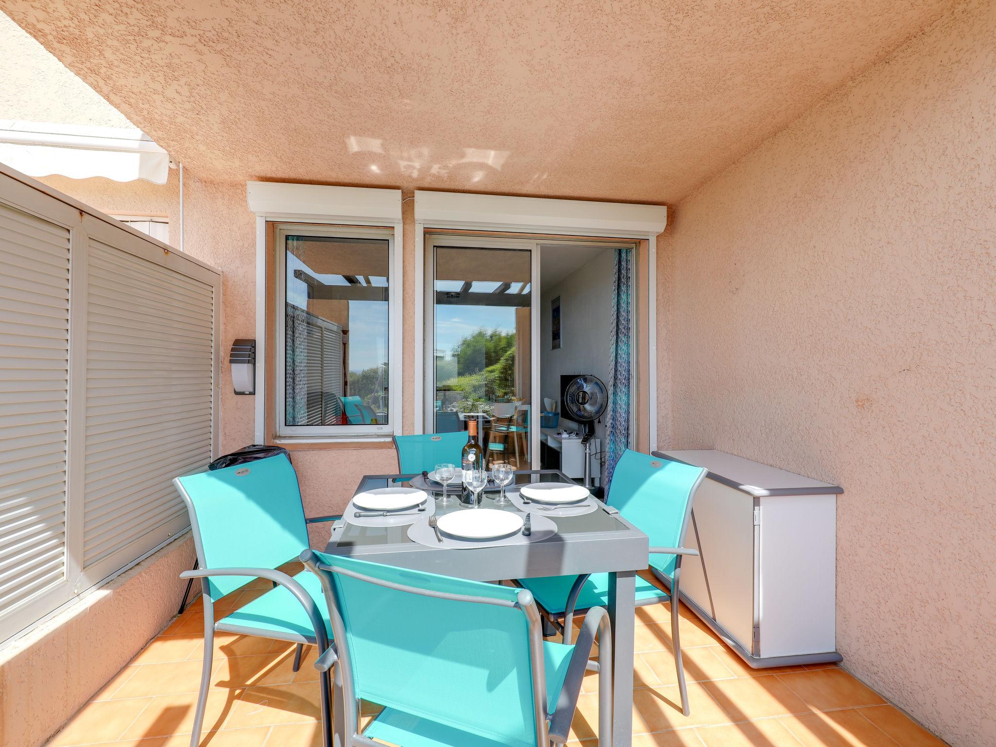 Foto 12 - Apartment mit 1 Schlafzimmer in Sainte-Maxime mit schwimmbad und blick aufs meer