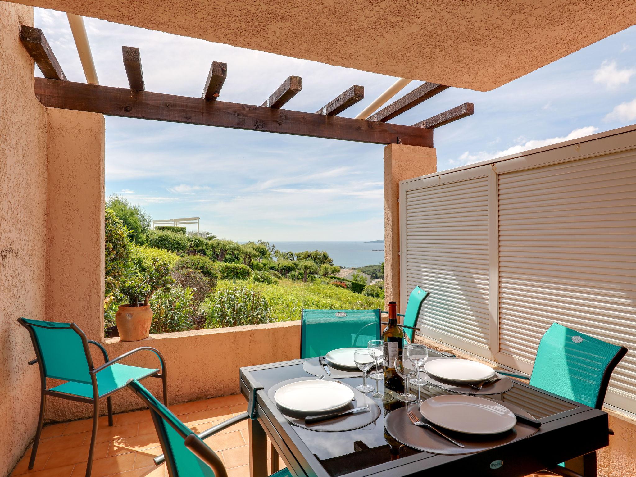 Foto 1 - Apartamento de 1 habitación en Sainte-Maxime con piscina y vistas al mar