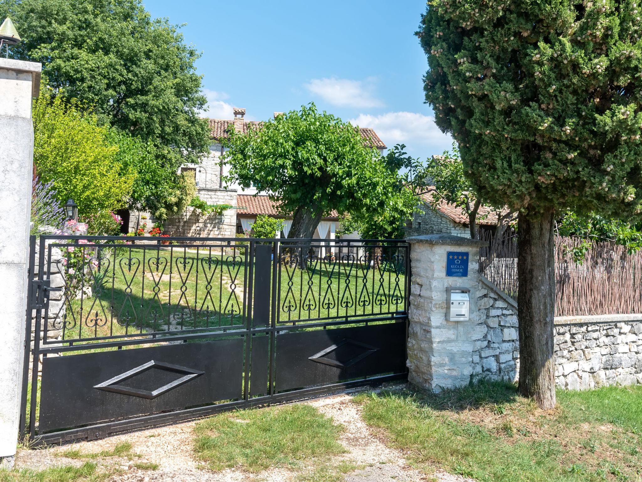 Foto 39 - Casa de 3 quartos em Žminj com piscina privada e jardim