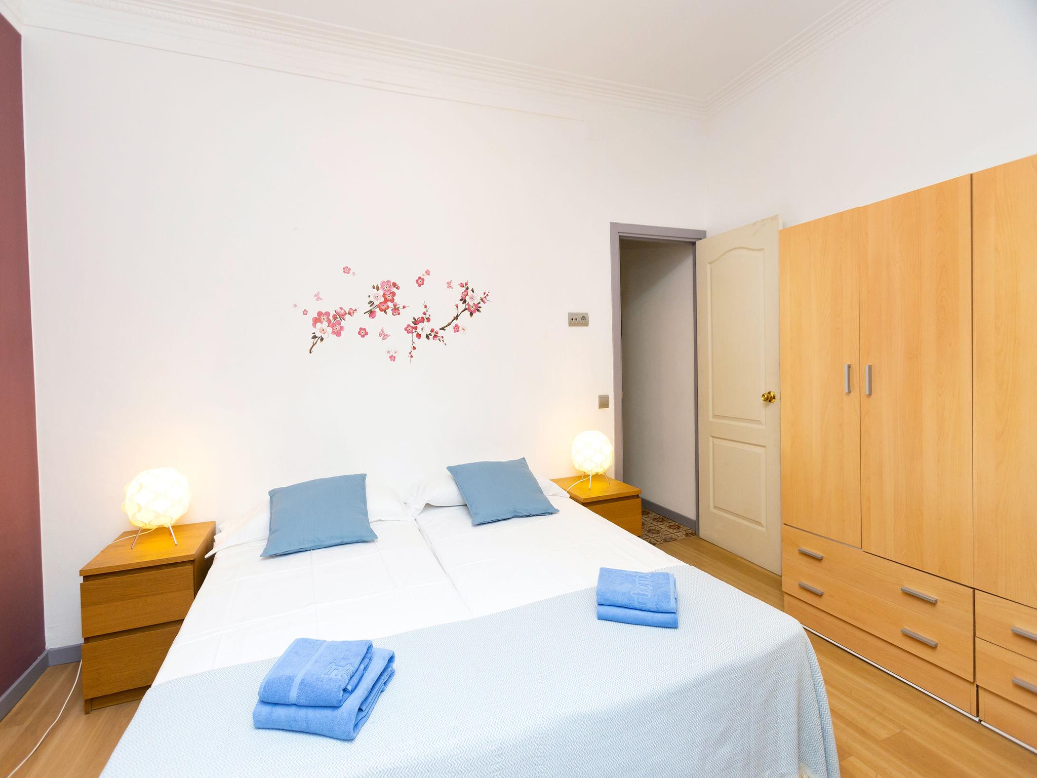Foto 5 - Appartamento con 3 camere da letto a Barcellona