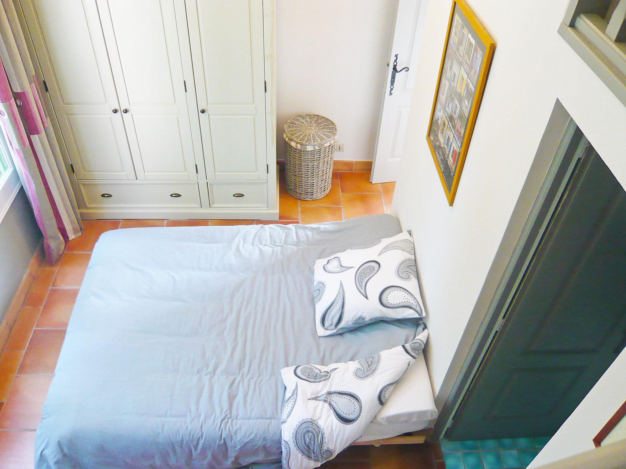 Foto 10 - Appartamento con 1 camera da letto a Cavalaire-sur-Mer con piscina e vista mare