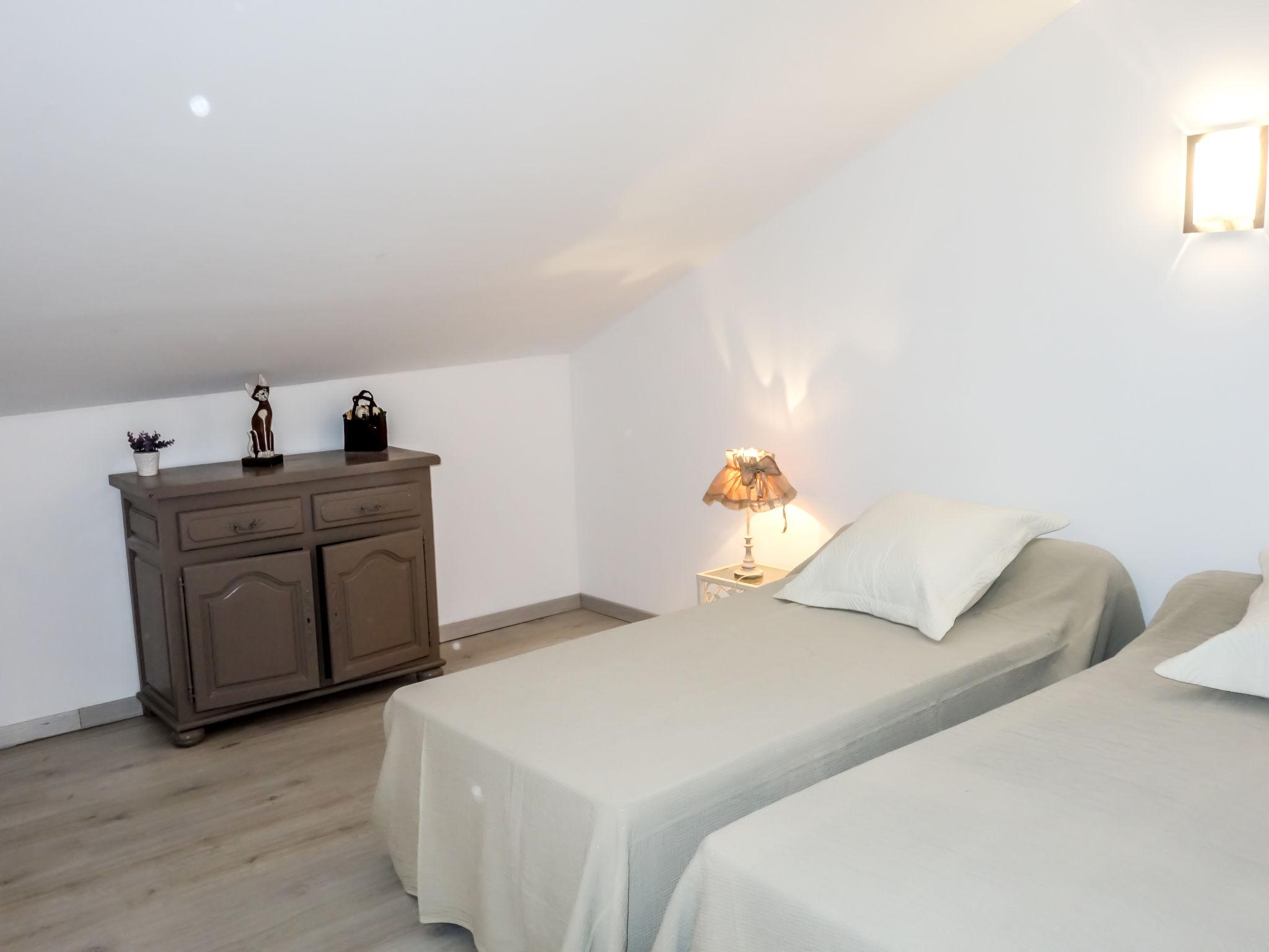 Photo 16 - 2 bedroom Apartment in Saint-Laurent-d'Aigouze with private pool and garden