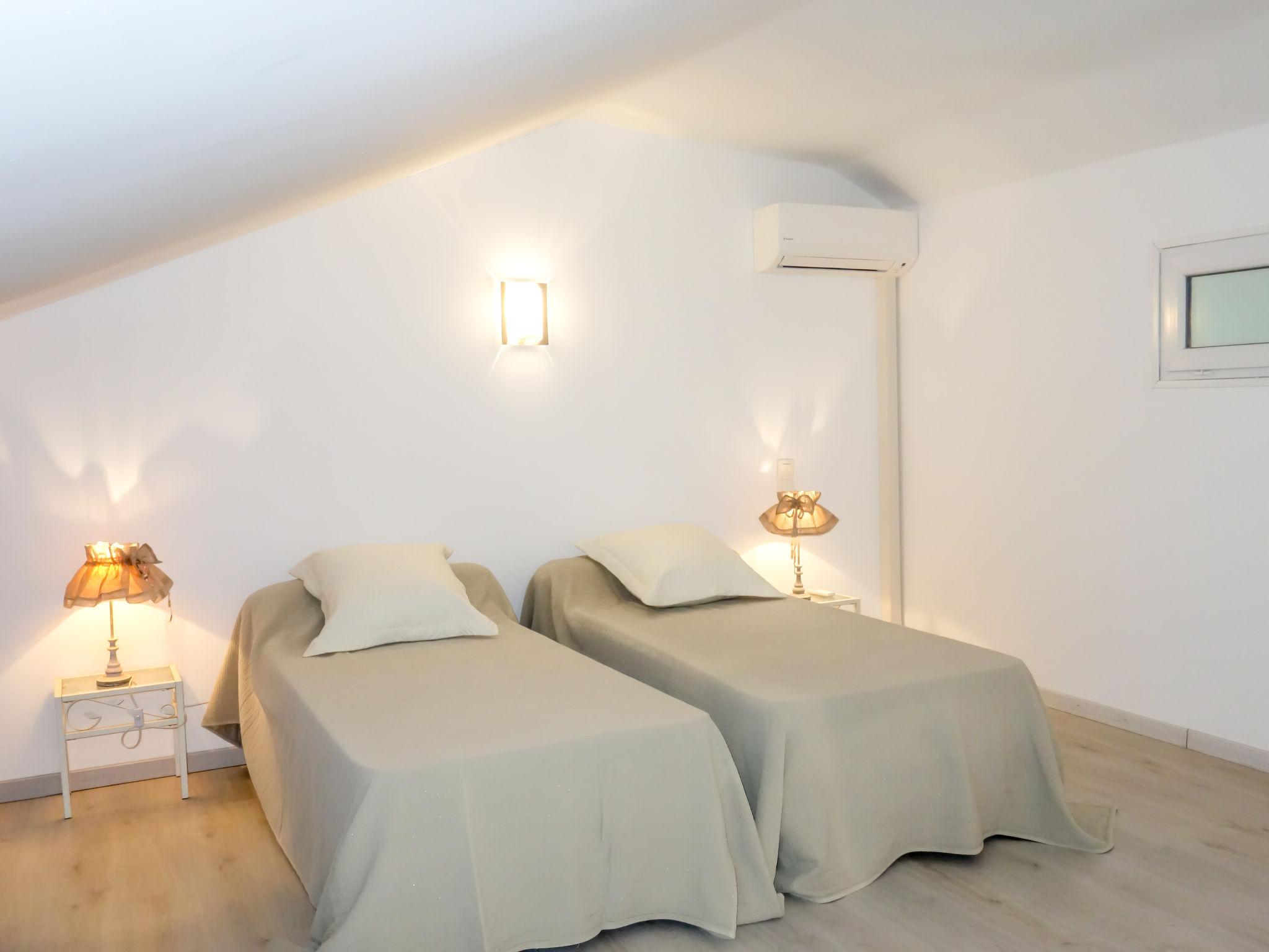 Foto 15 - Appartamento con 2 camere da letto a Saint-Laurent-d'Aigouze con piscina privata e giardino