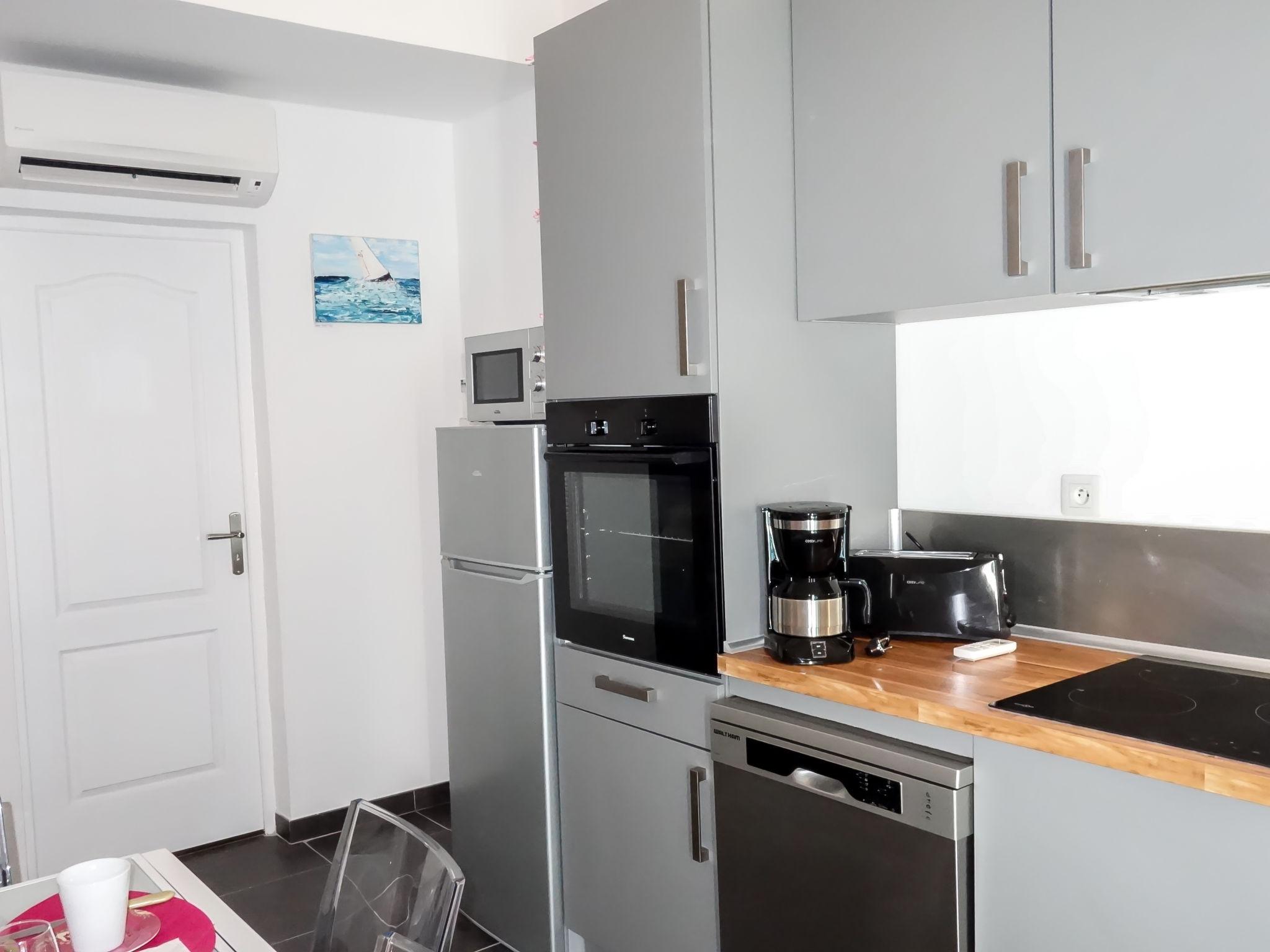 Photo 10 - 2 bedroom Apartment in Saint-Laurent-d'Aigouze with private pool and garden