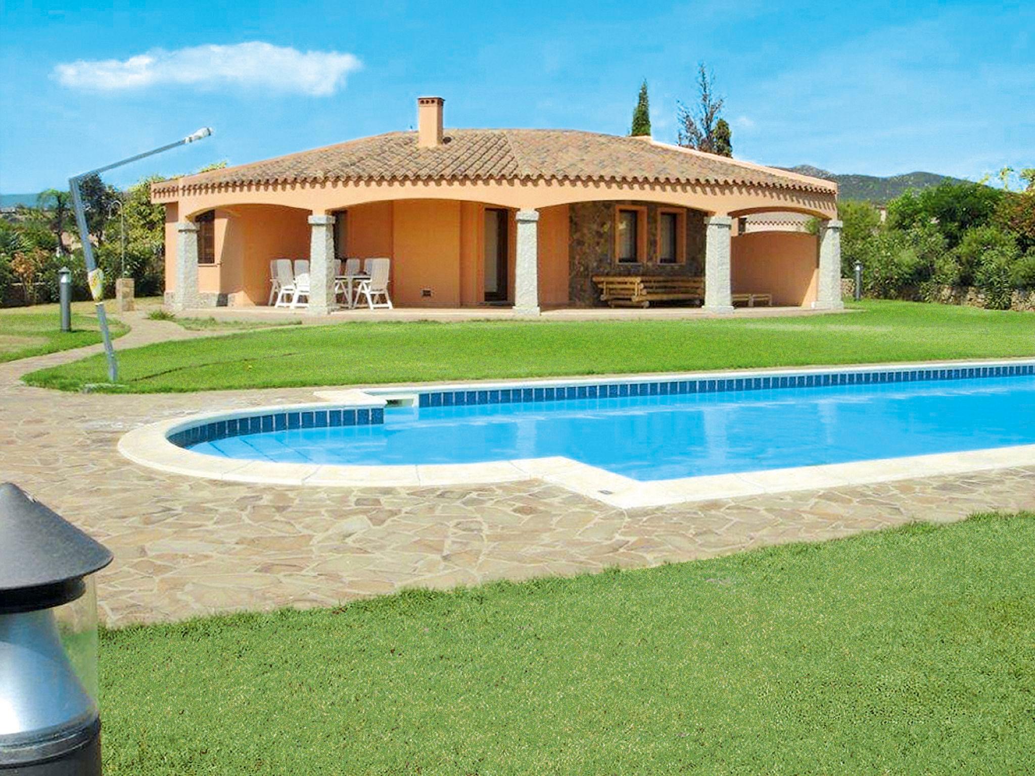 Photo 1 - Maison de 4 chambres à Muravera avec piscine privée et vues à la mer