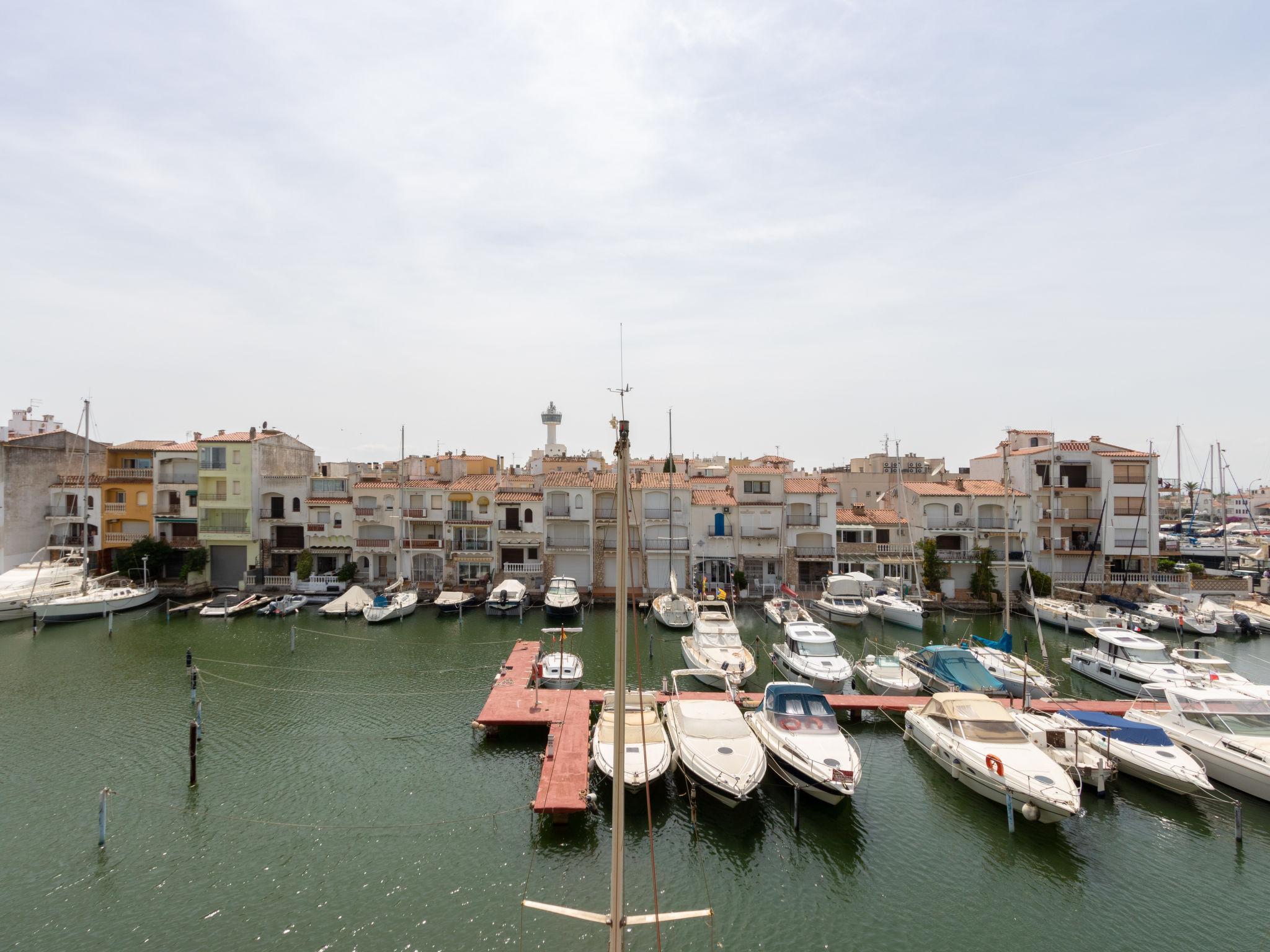 Foto 17 - Appartamento con 1 camera da letto a Castelló d'Empúries con vista mare