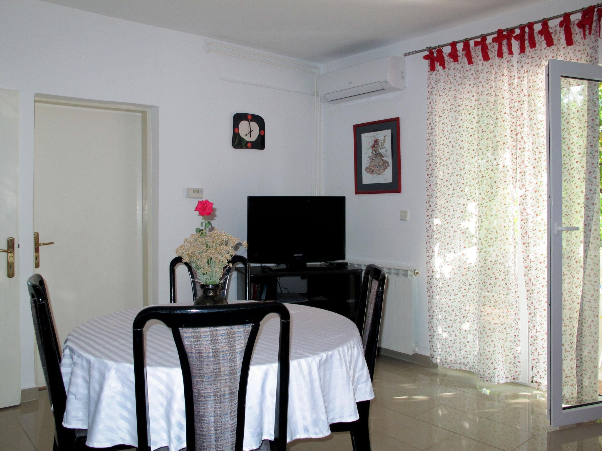 Photo 8 - 2 bedroom Apartment in Vinodolska Općina with private pool and garden