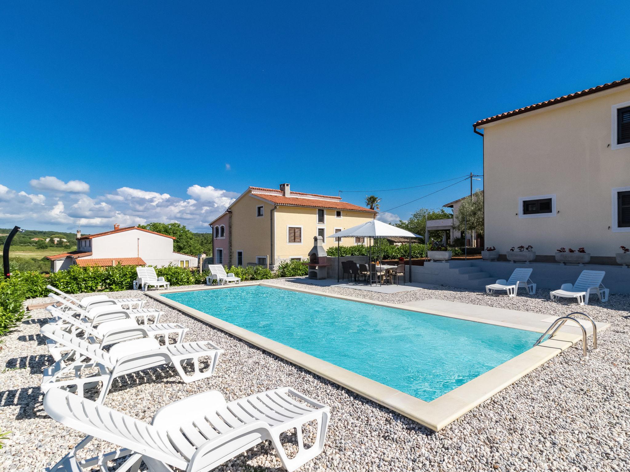 Foto 19 - Casa con 5 camere da letto a Višnjan con piscina privata e vista mare
