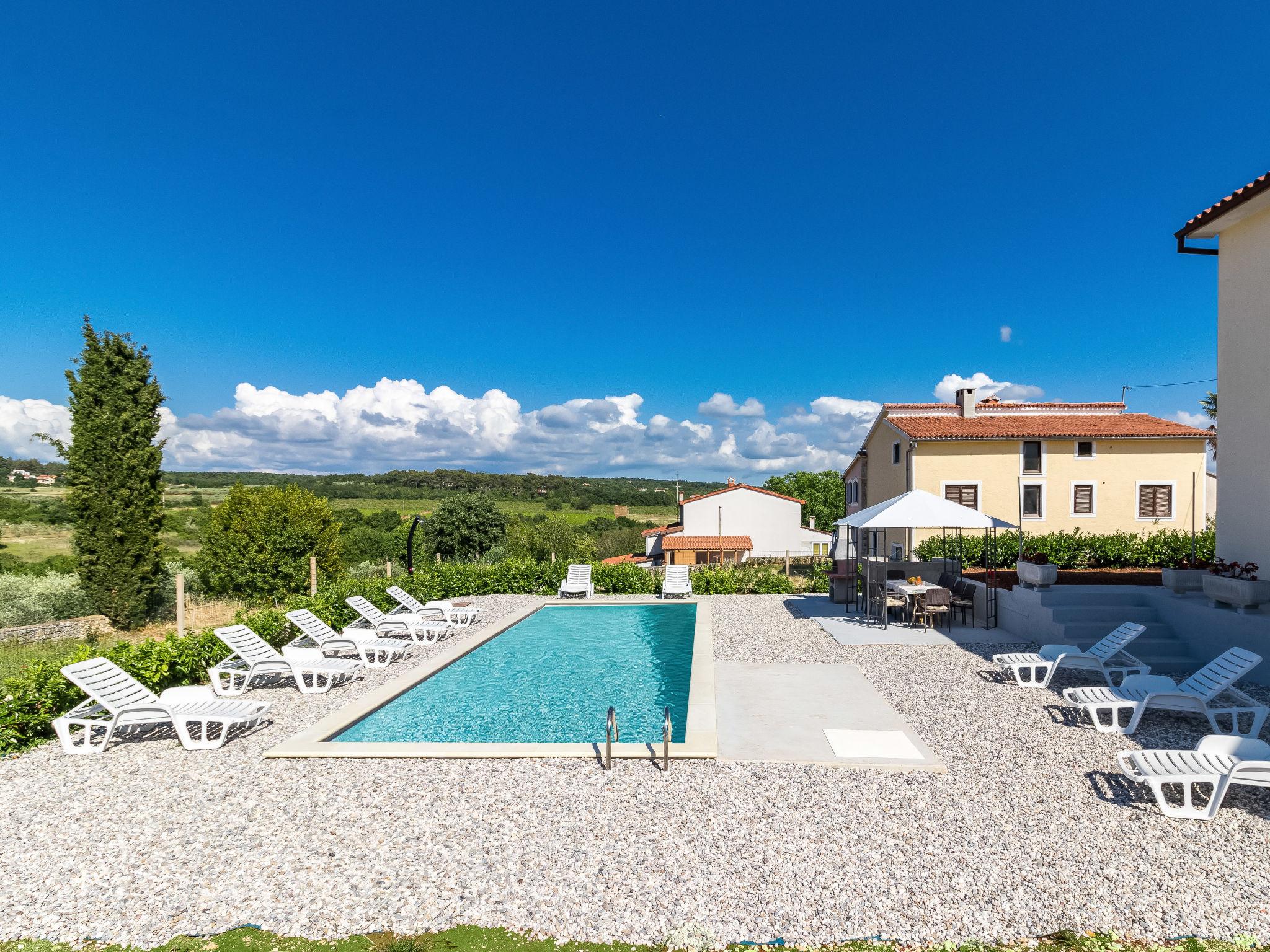 Photo 2 - Maison de 5 chambres à Višnjan avec piscine privée et vues à la mer