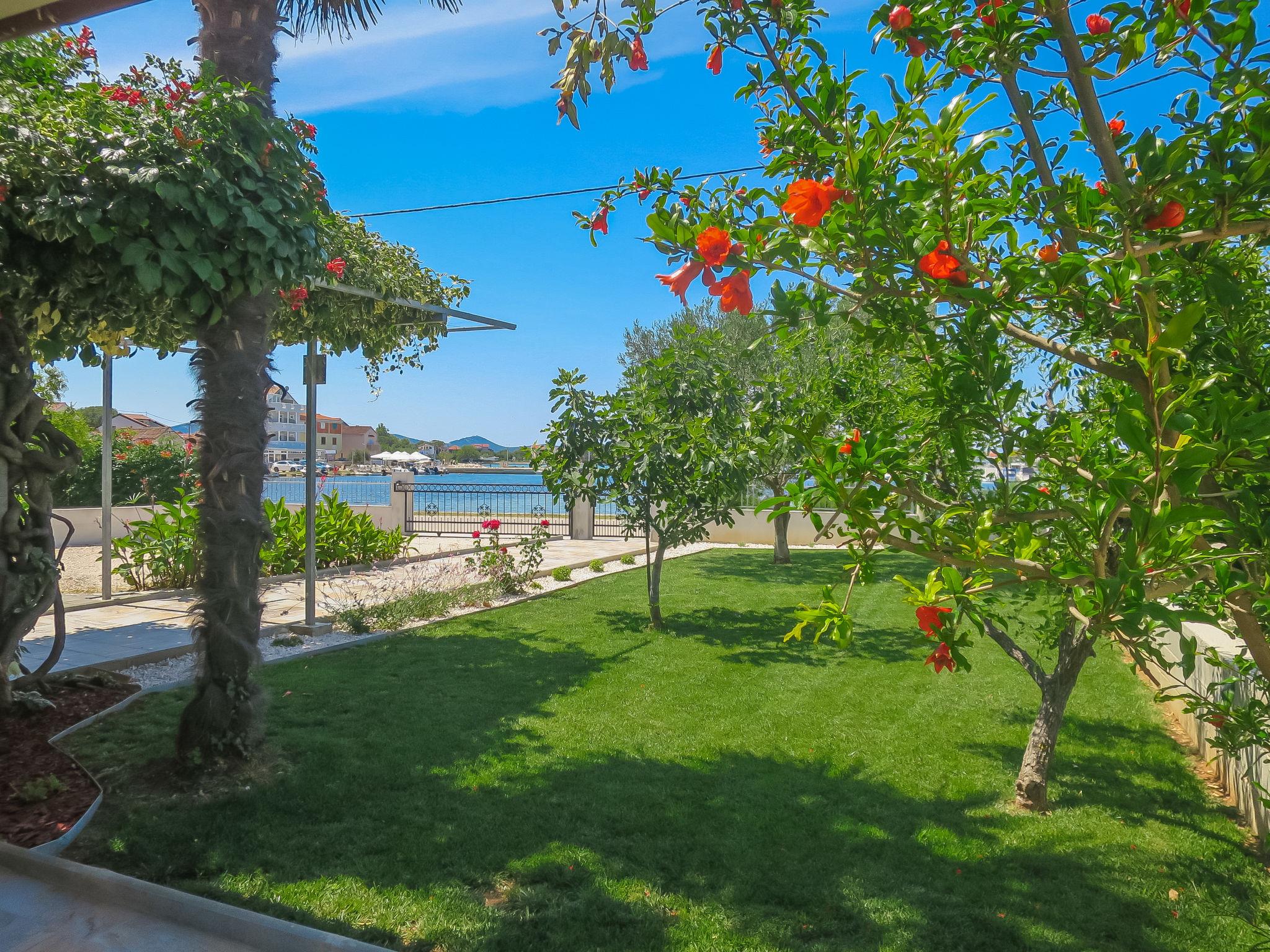 Foto 10 - Casa de 3 quartos em Sukošan com terraço e vistas do mar