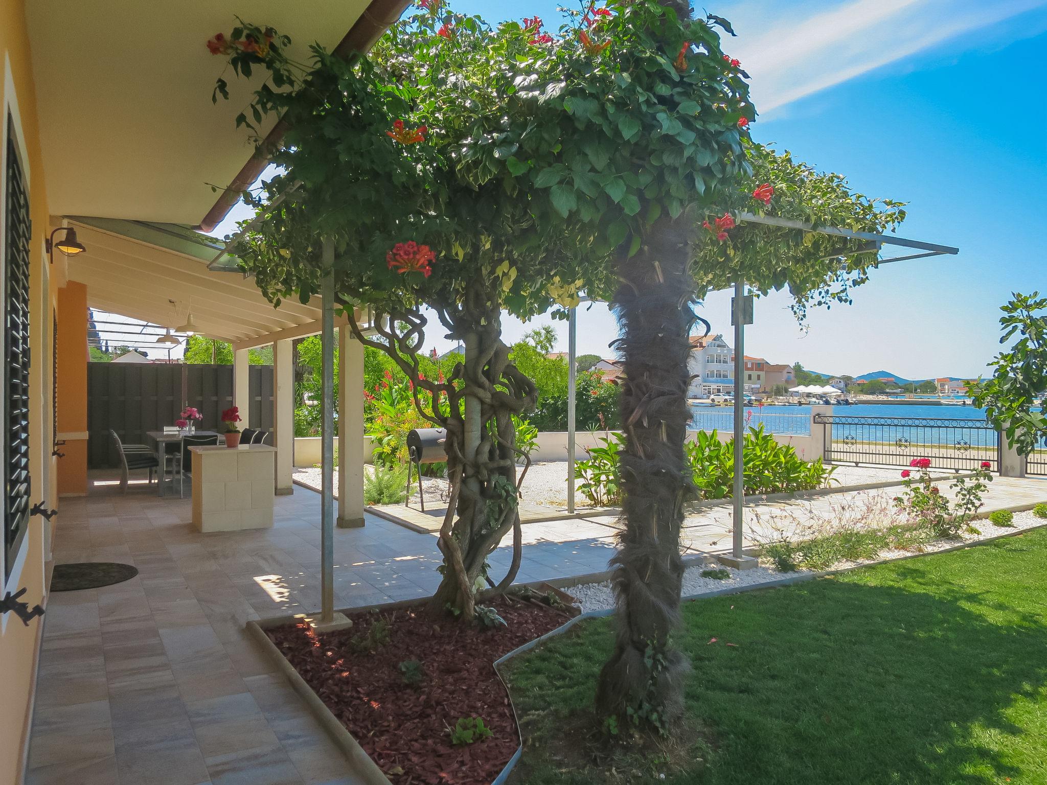 Photo 2 - Maison de 3 chambres à Sukošan avec terrasse et vues à la mer