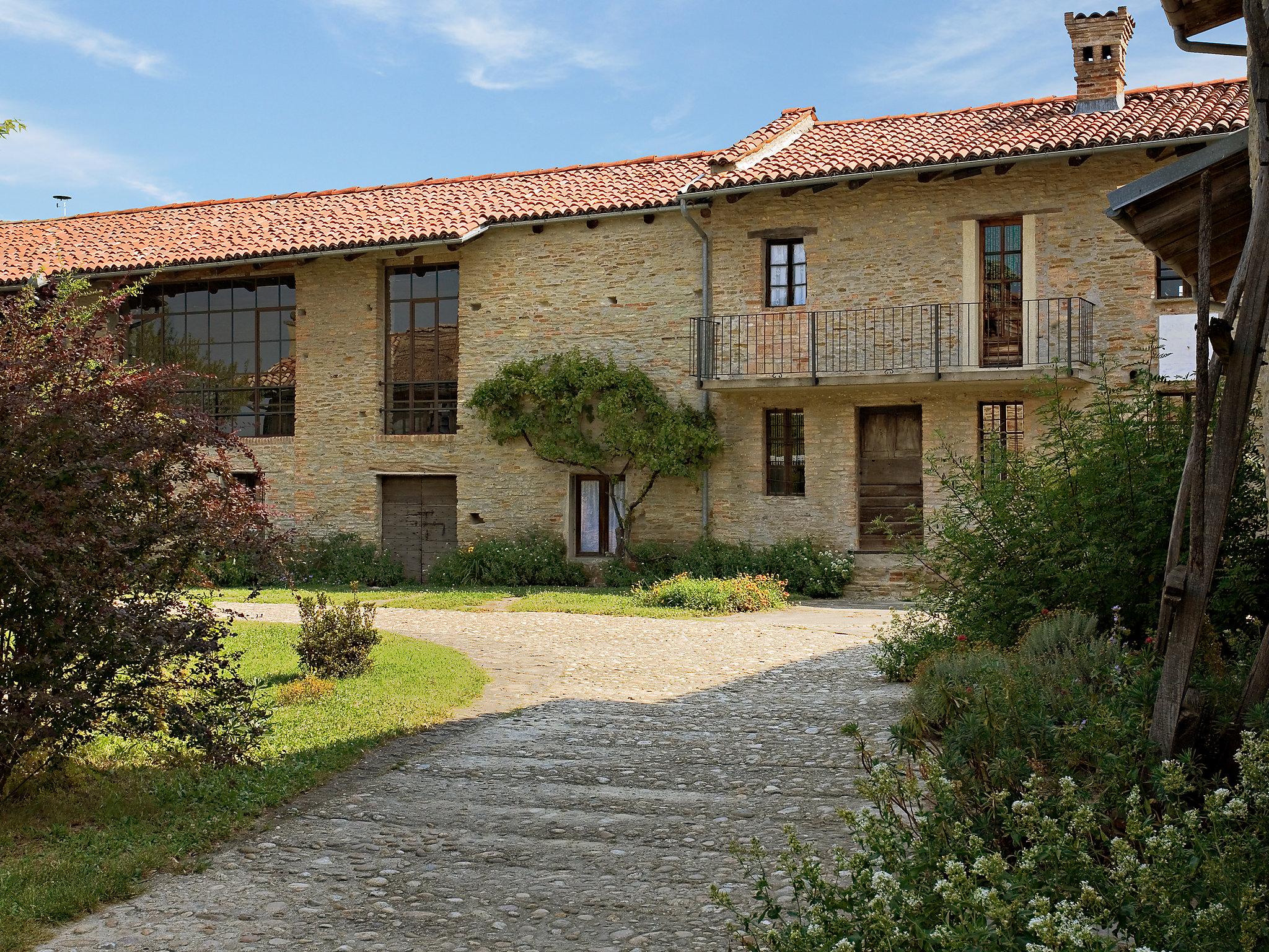 Foto 40 - Casa de 5 habitaciones en Trezzo Tinella con piscina privada y jardín