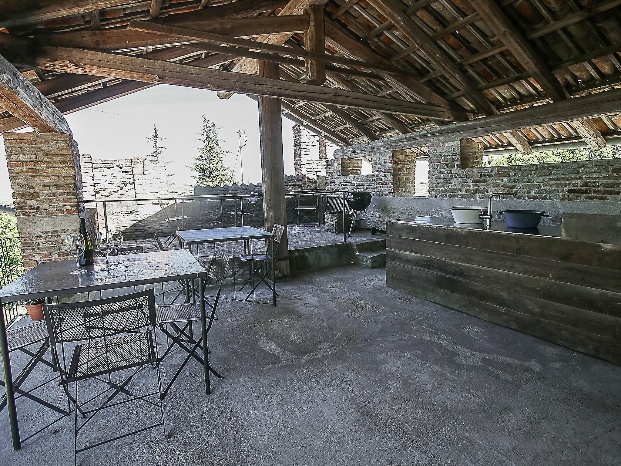 Foto 38 - Casa de 5 habitaciones en Trezzo Tinella con piscina privada y jardín