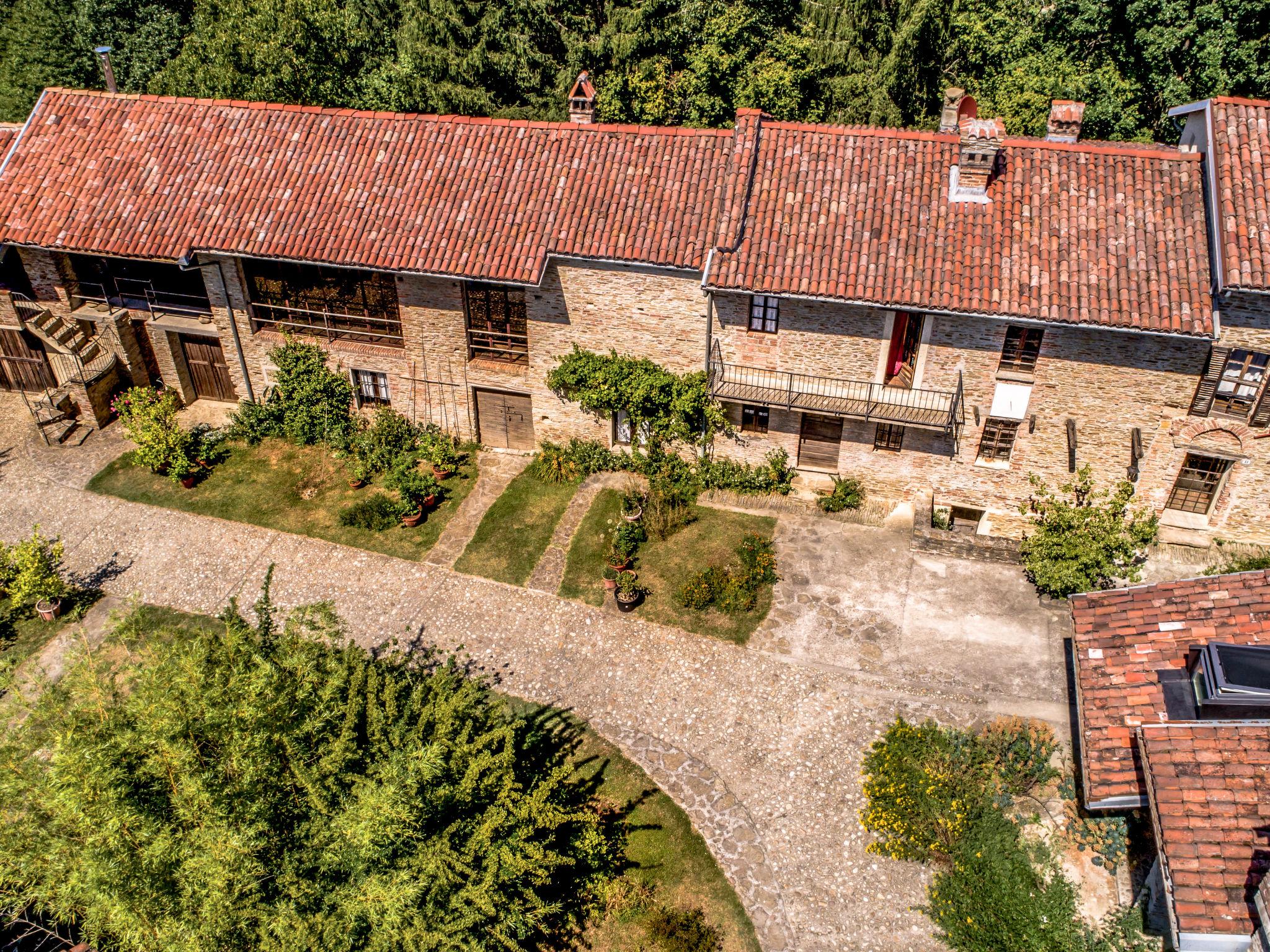 Foto 39 - Casa de 5 quartos em Trezzo Tinella com piscina privada e jardim