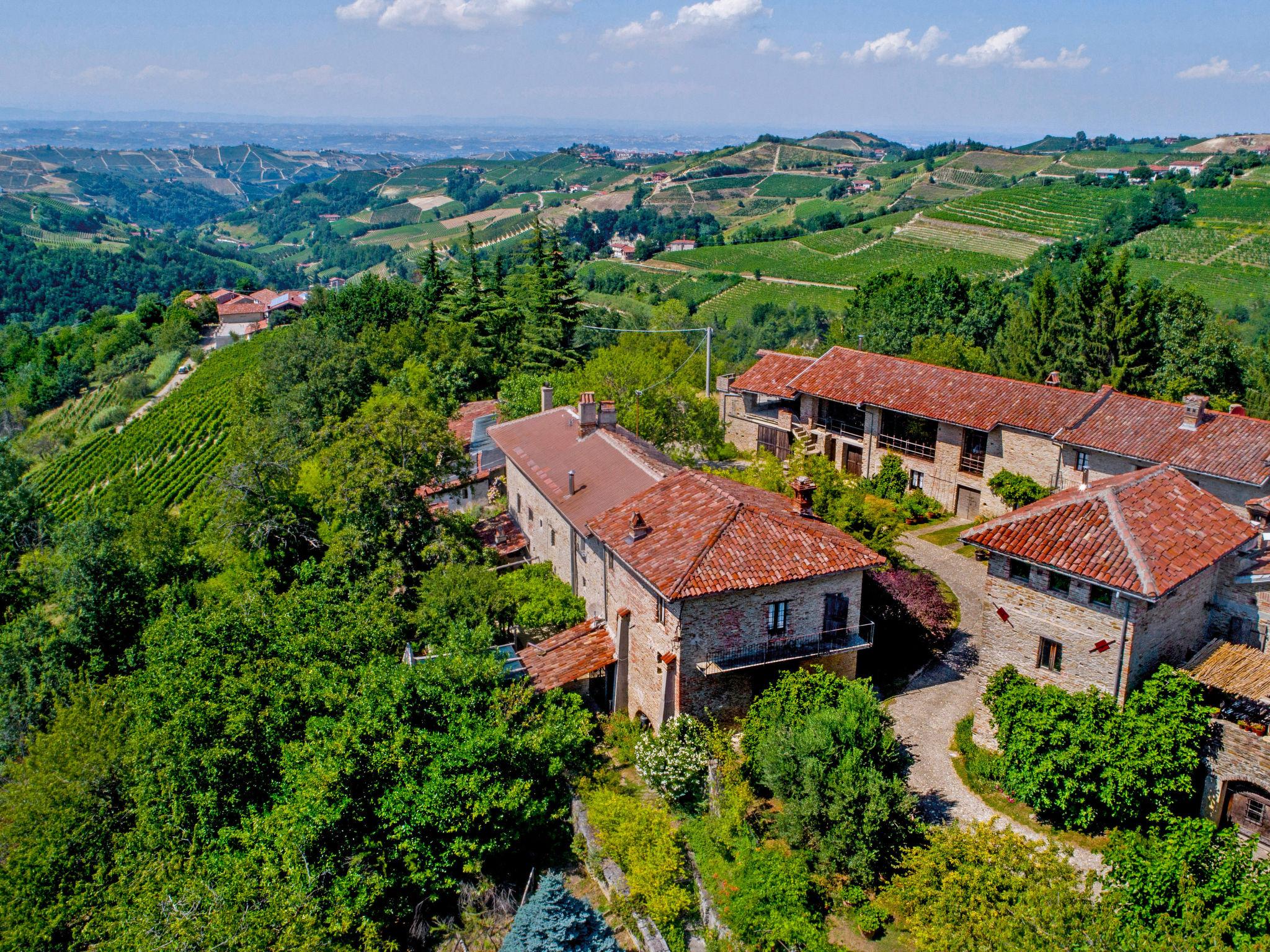 Photo 1 - Maison de 5 chambres à Trezzo Tinella avec piscine privée et jardin