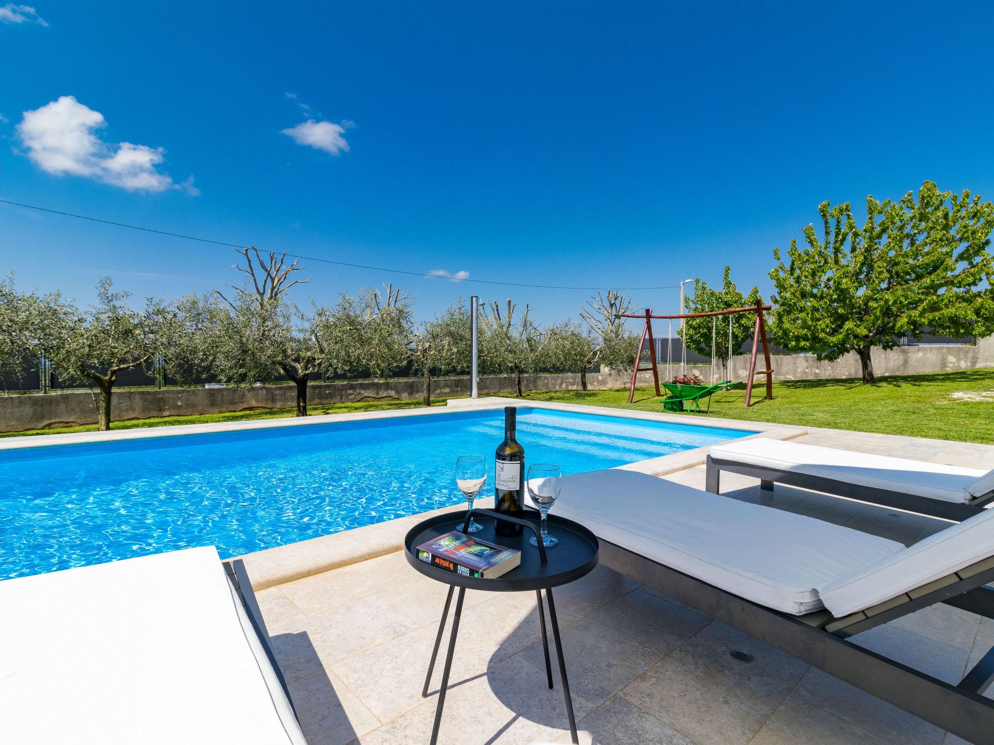 Photo 2 - Maison de 2 chambres à Višnjan avec piscine privée et jardin