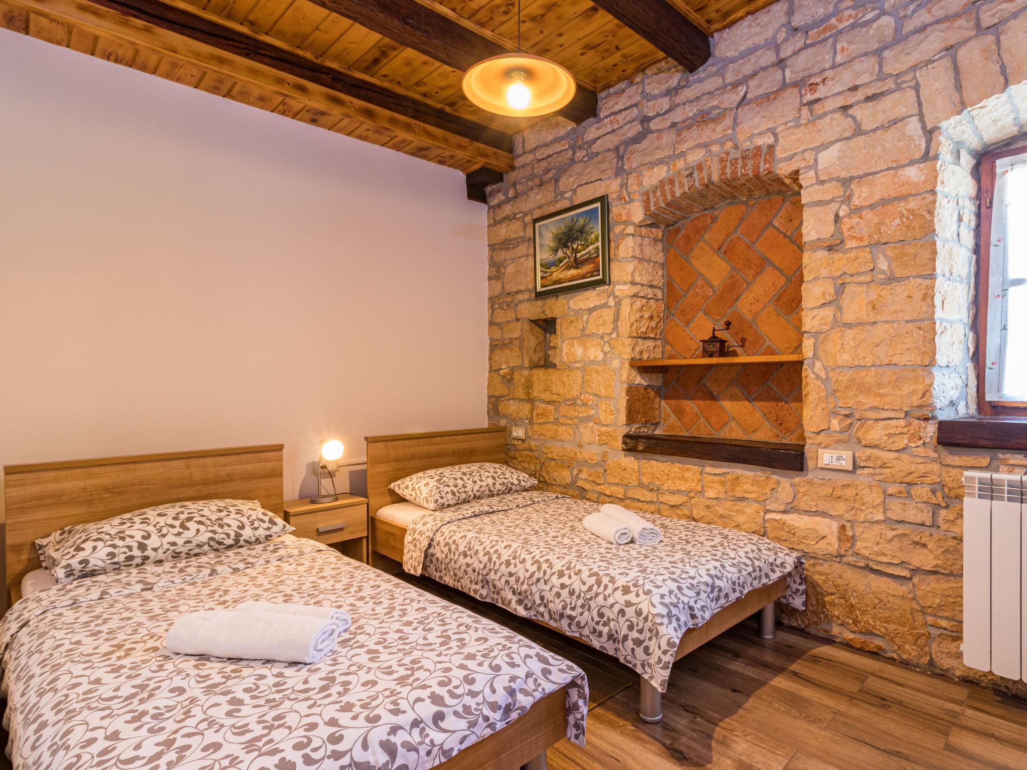 Foto 23 - Casa con 2 camere da letto a Višnjan con piscina privata e vista mare