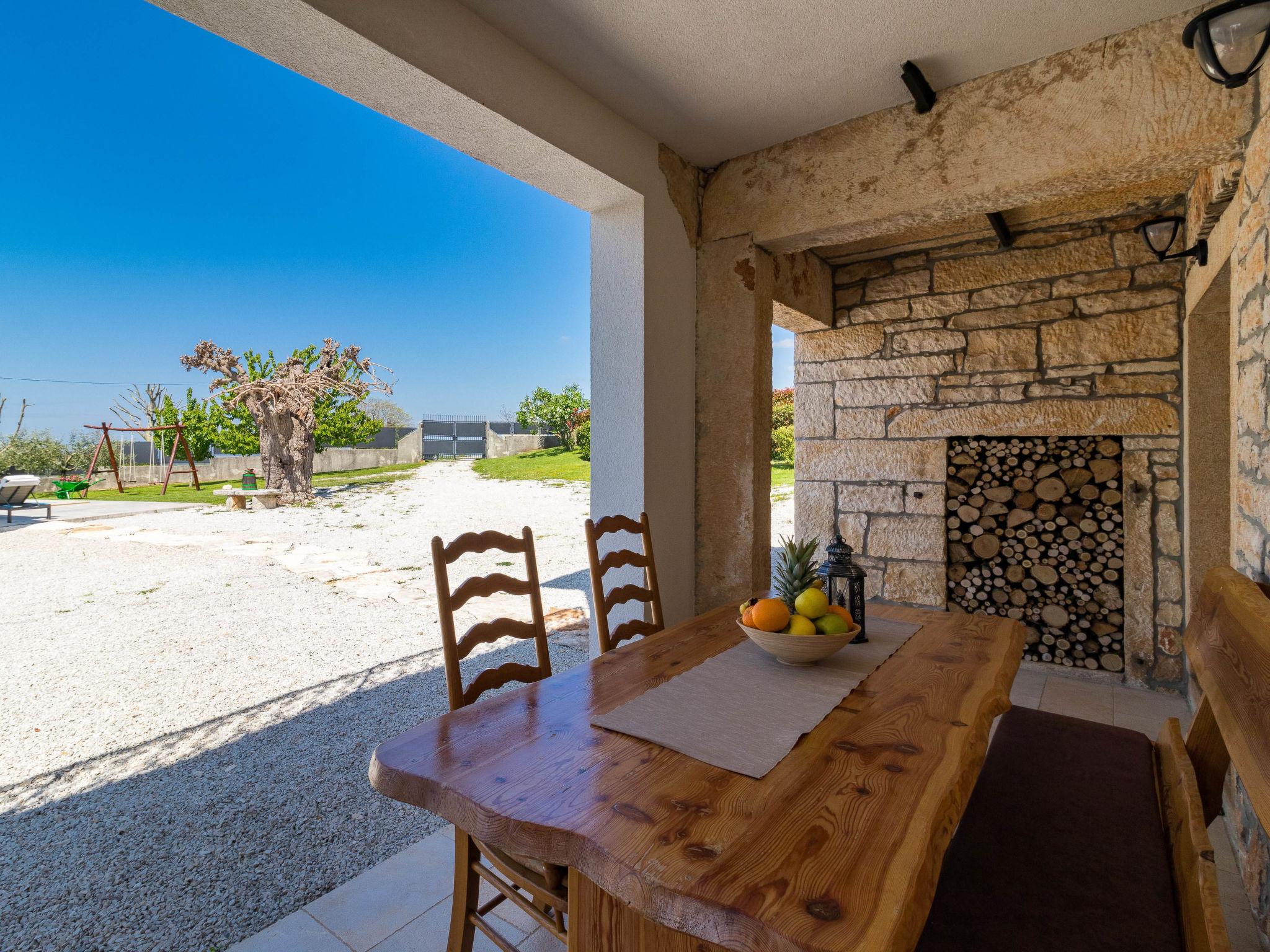 Foto 17 - Casa con 2 camere da letto a Višnjan con piscina privata e giardino