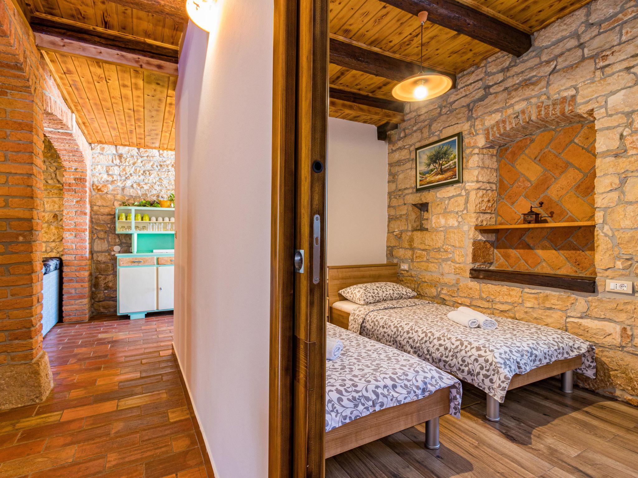 Photo 22 - Maison de 2 chambres à Višnjan avec piscine privée et vues à la mer