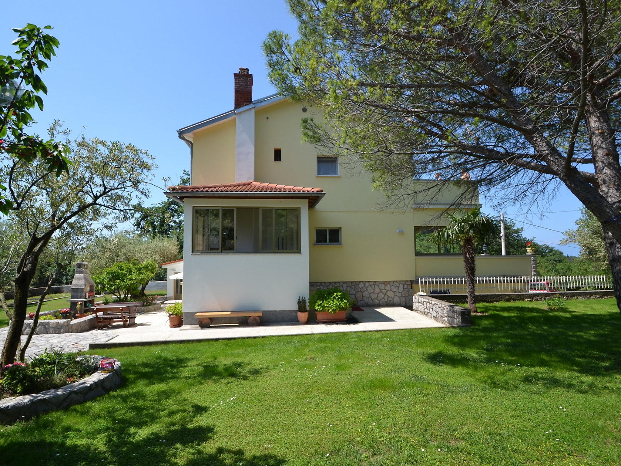 Foto 15 - Appartamento con 3 camere da letto a Omišalj con giardino e terrazza