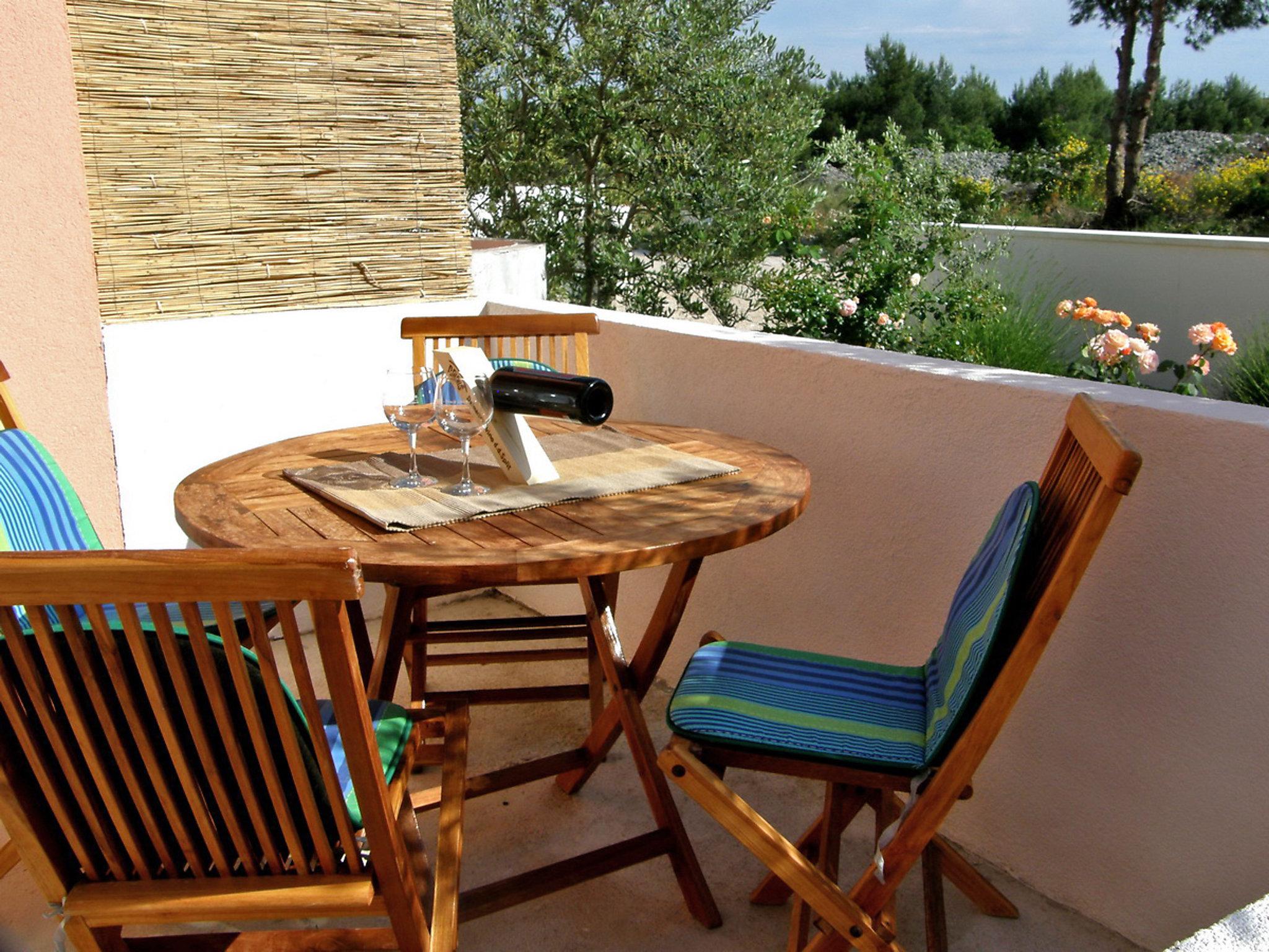 Foto 2 - Apartamento de 1 quarto em Vodice com jardim e terraço