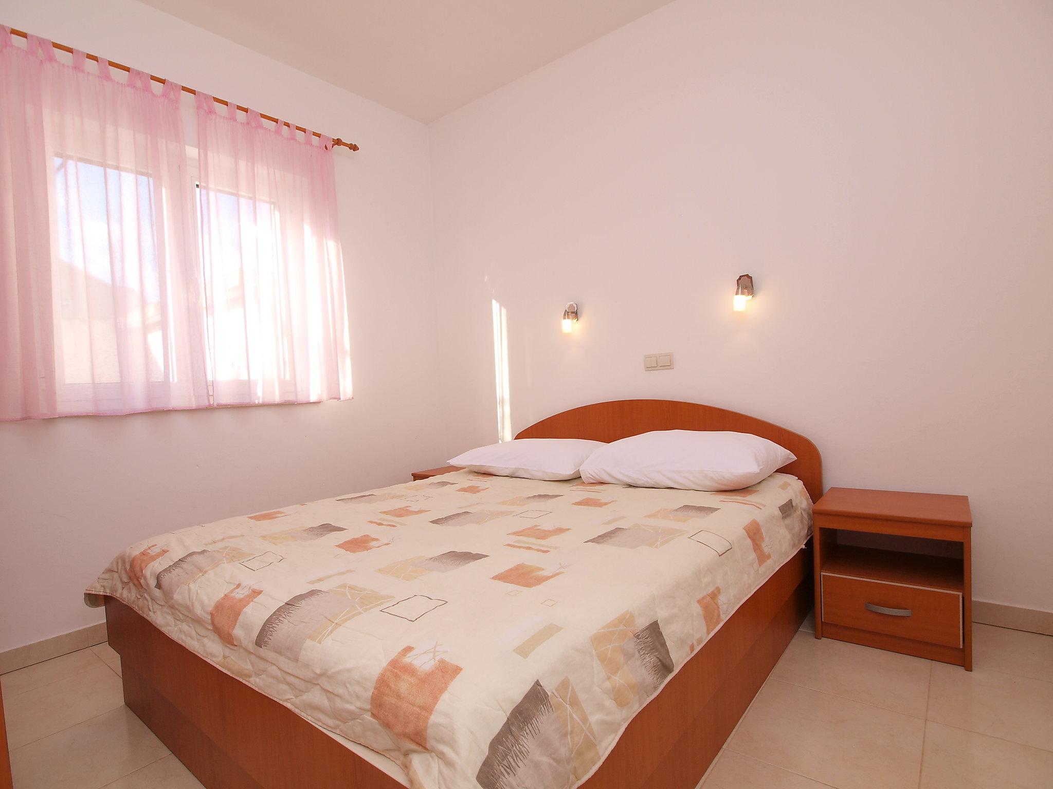 Foto 5 - Apartamento de 1 quarto em Vodice com jardim e terraço