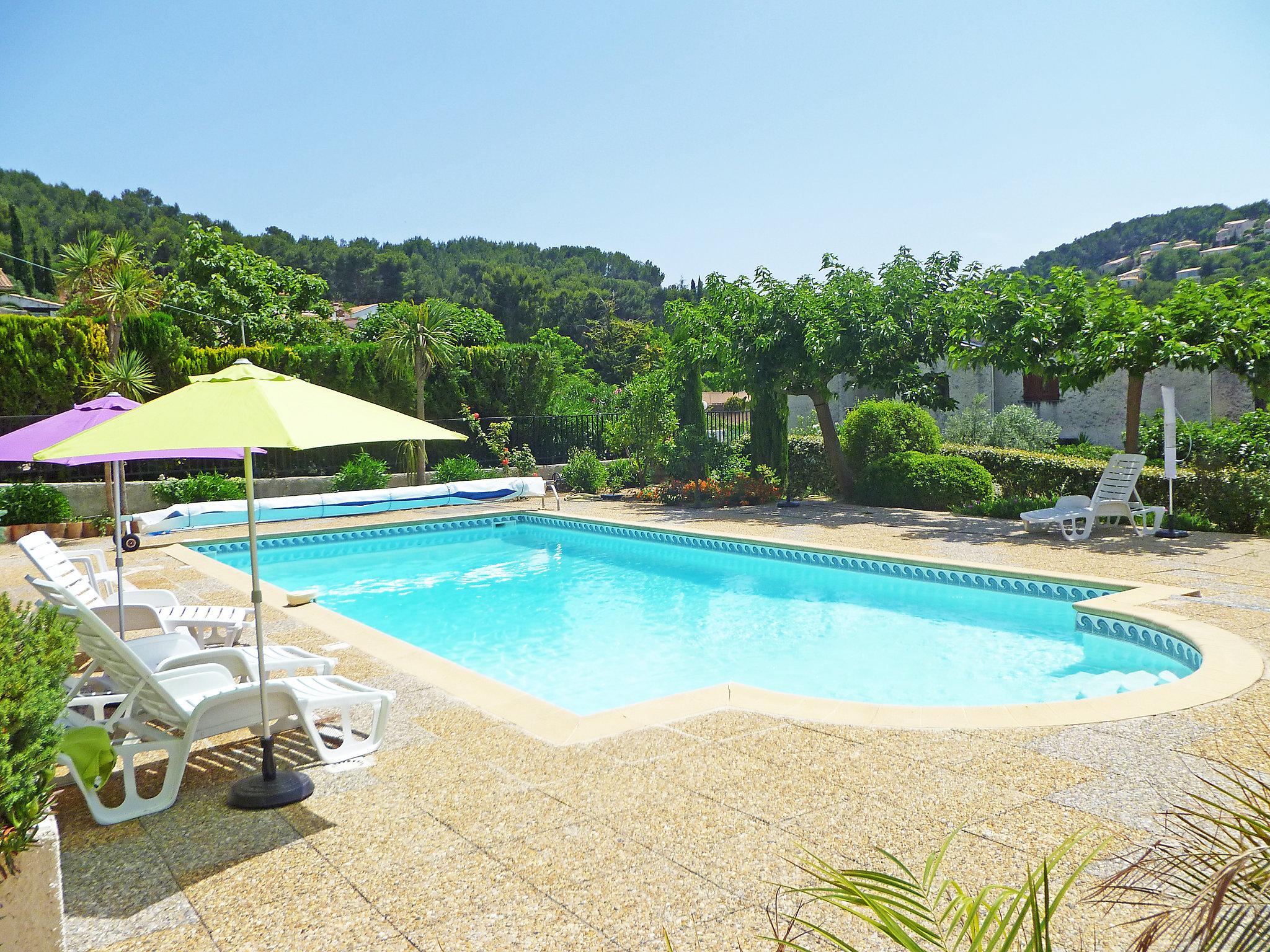 Photo 16 - 4 bedroom Apartment in Saint-Cyr-sur-Mer with swimming pool and garden