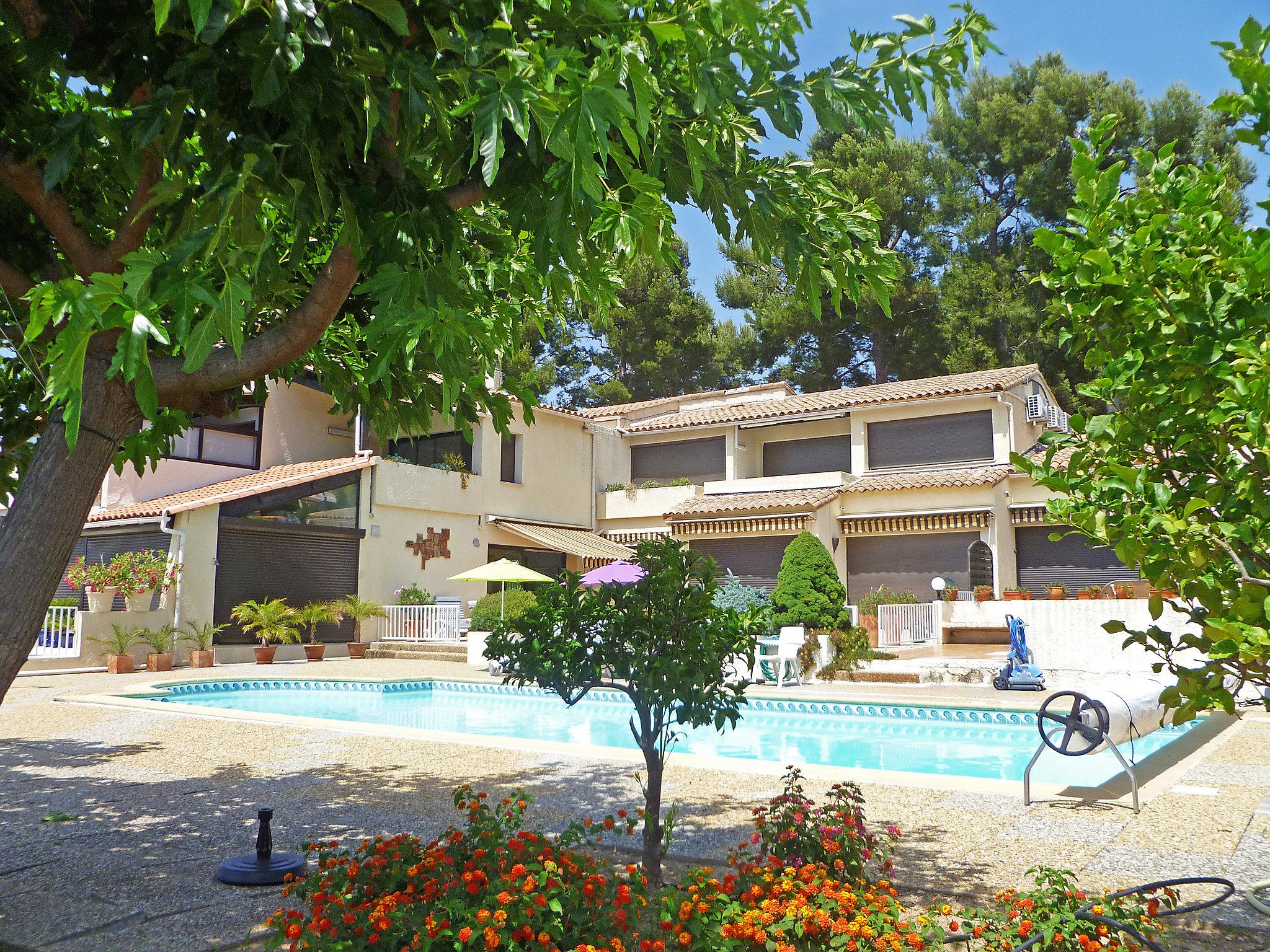 Foto 5 - Apartamento de 4 habitaciones en Saint-Cyr-sur-Mer con piscina y vistas al mar