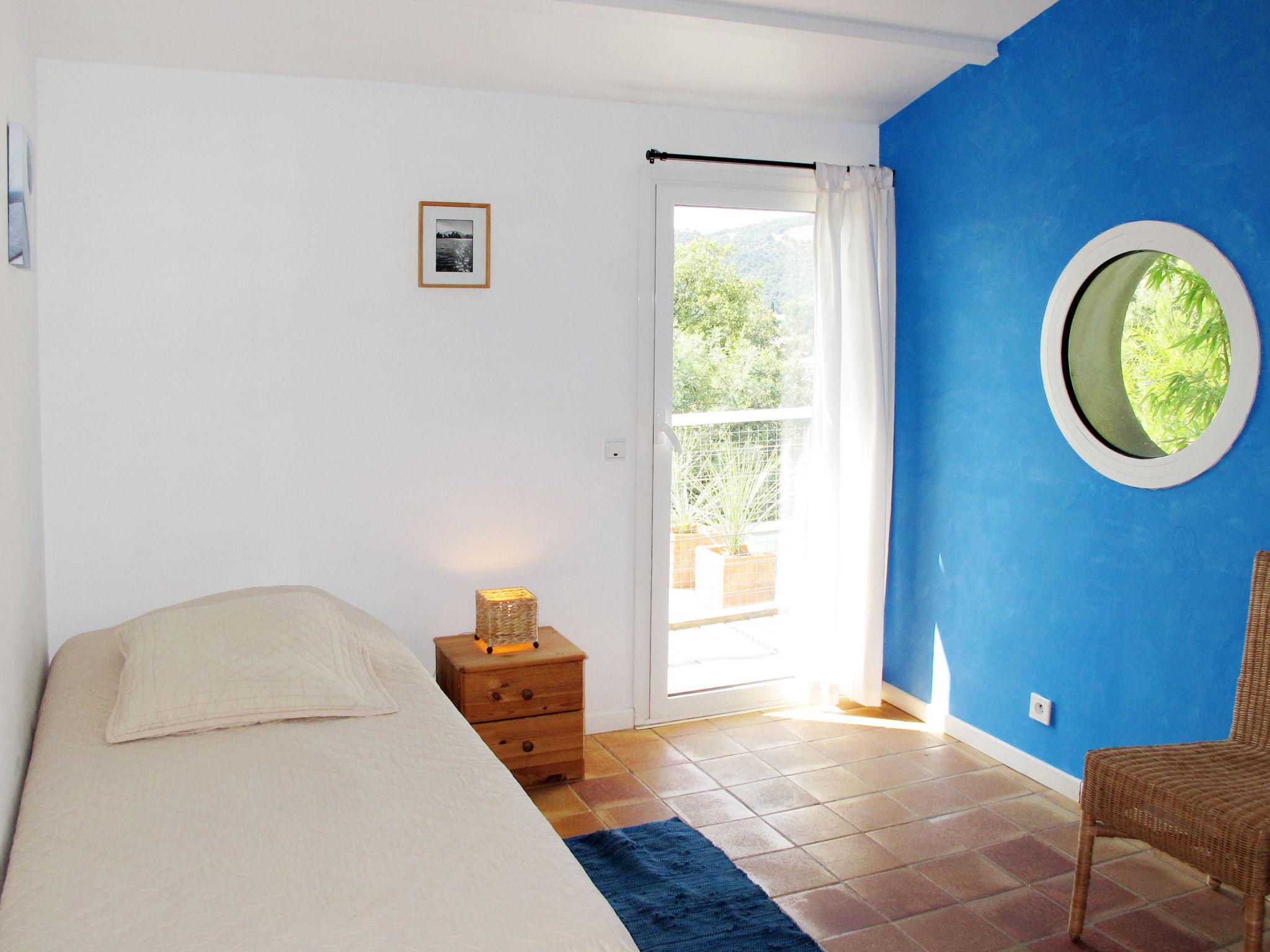 Photo 15 - 3 bedroom House in Hyères with private pool and garden