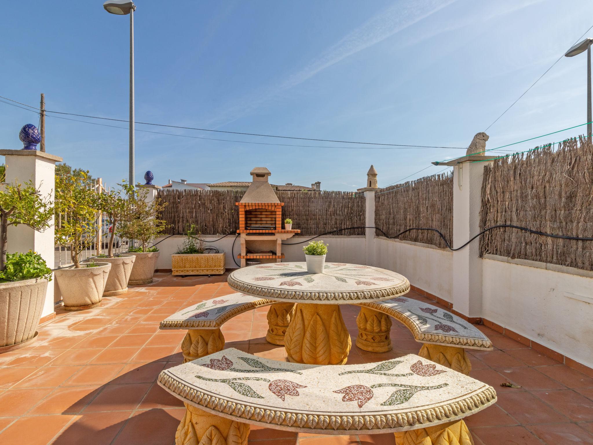 Foto 5 - Apartment mit 2 Schlafzimmern in Castelló d'Empúries mit terrasse und blick aufs meer