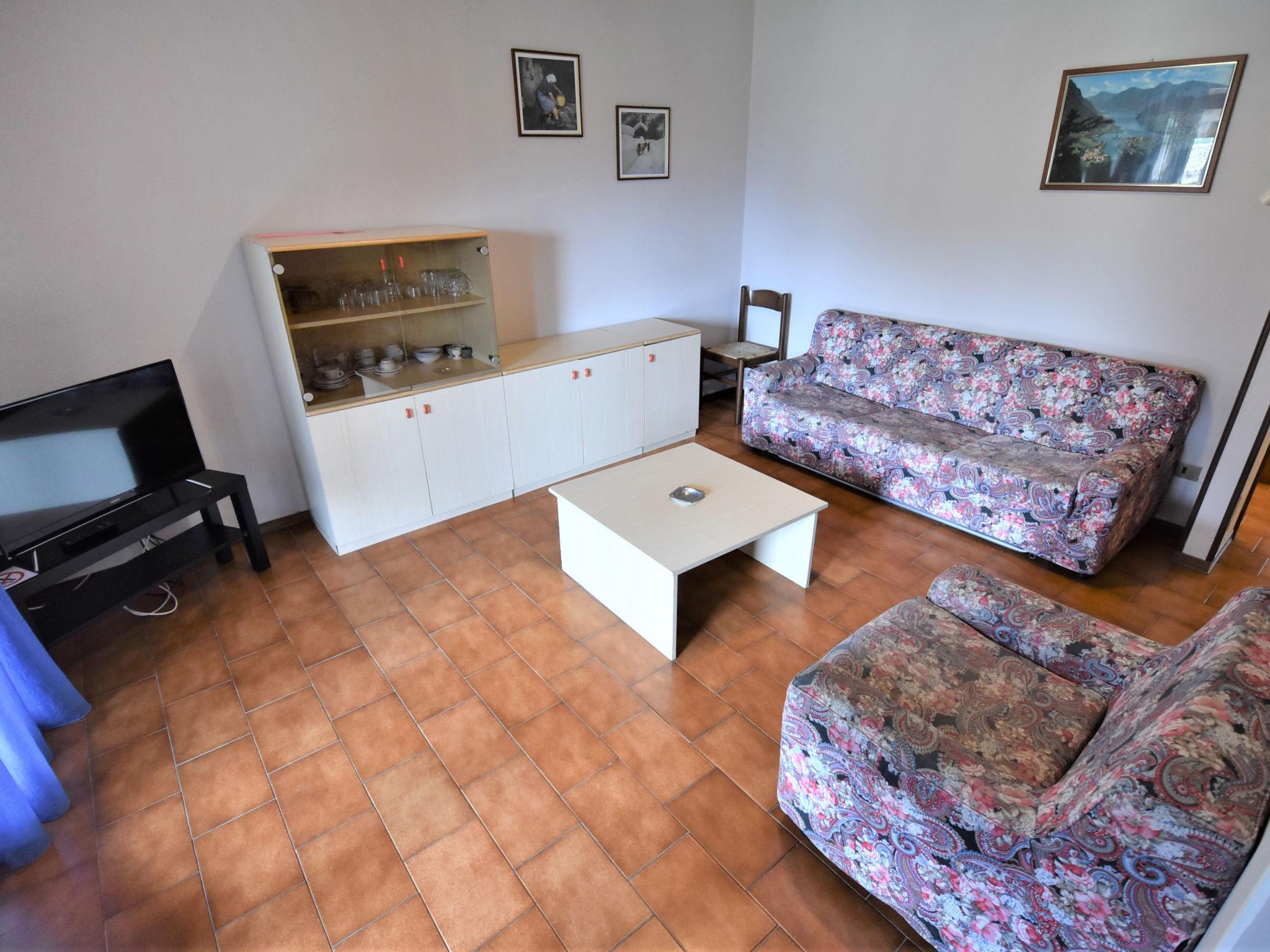 Photo 2 - 2 bedroom Apartment in Idro with swimming pool and garden