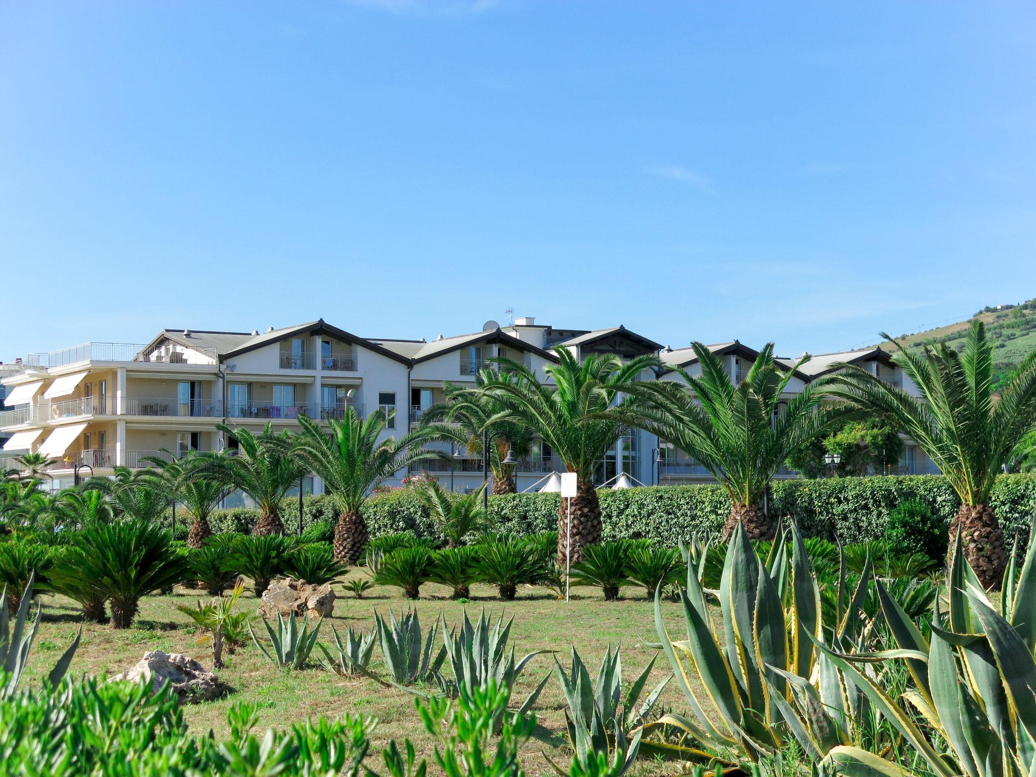 Foto 12 - Apartamento de 1 habitación en Roseto degli Abruzzi con piscina y vistas al mar