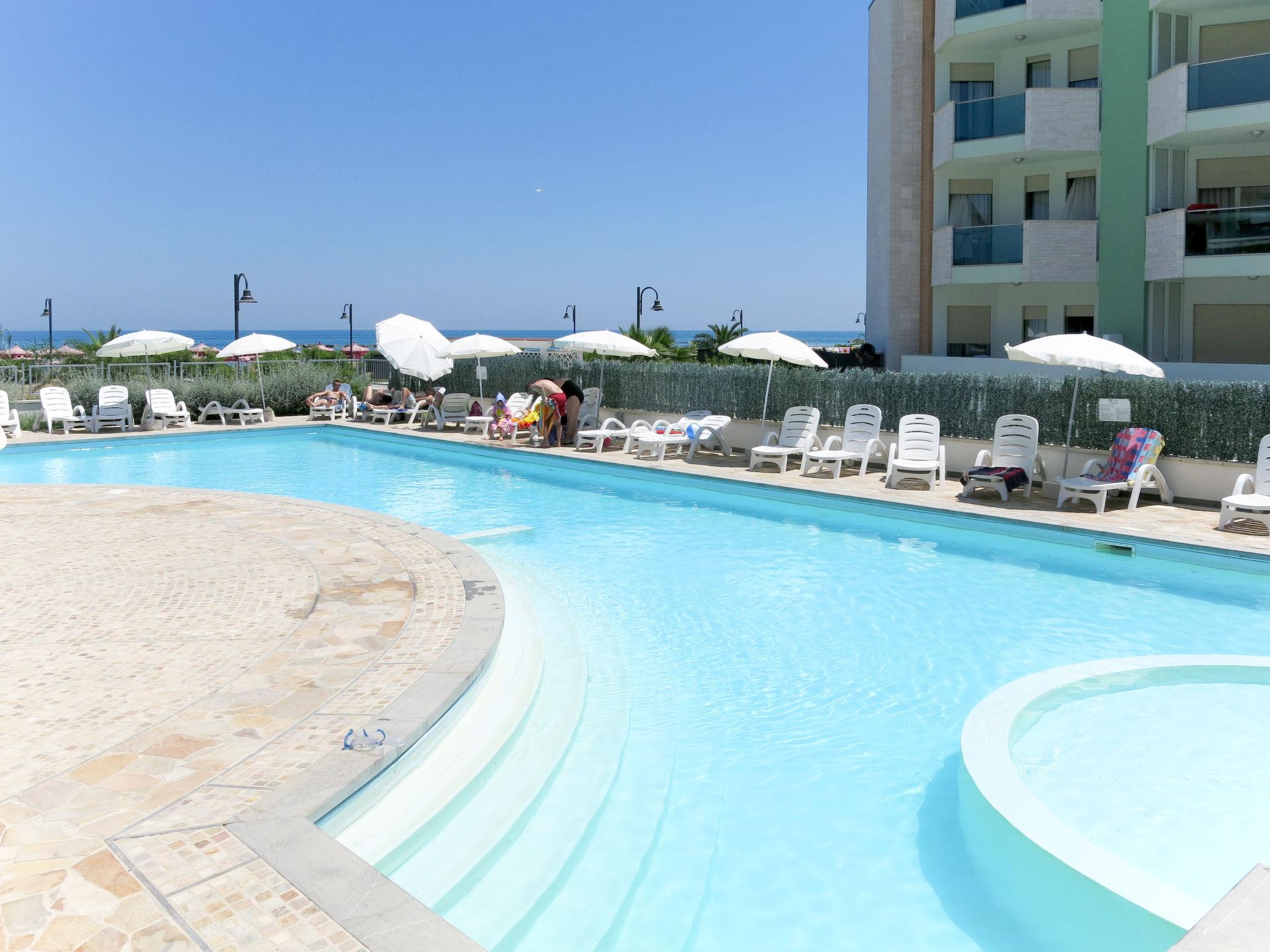 Photo 3 - Appartement de 1 chambre à Roseto degli Abruzzi avec piscine et vues à la mer