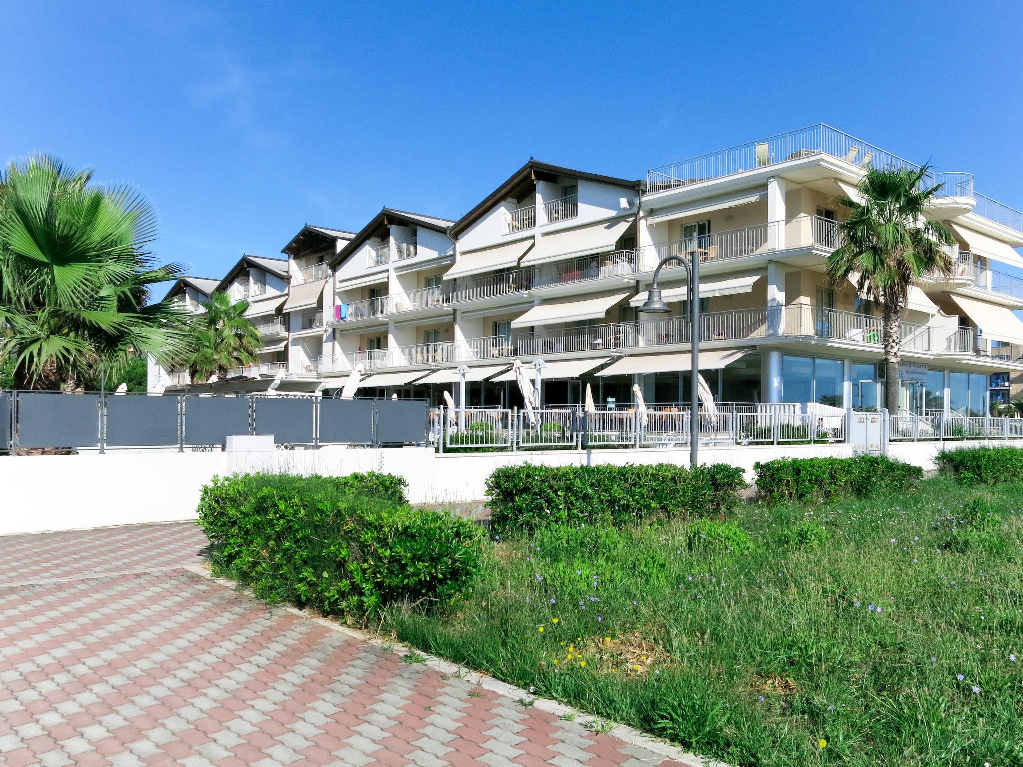 Foto 12 - Appartamento con 1 camera da letto a Roseto degli Abruzzi con piscina e vista mare