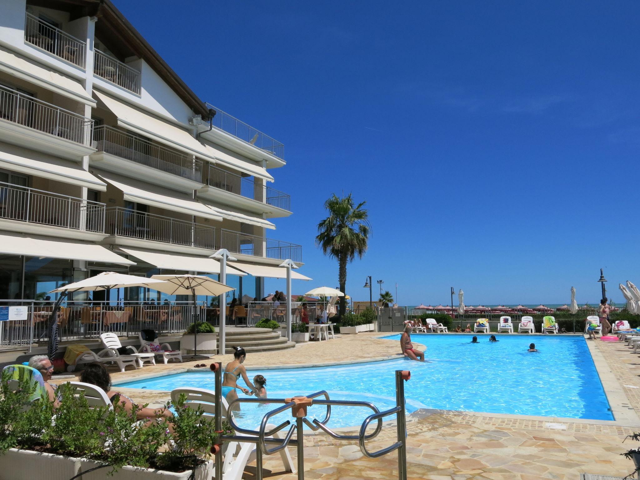 Foto 1 - Apartamento de 1 habitación en Roseto degli Abruzzi con piscina y vistas al mar