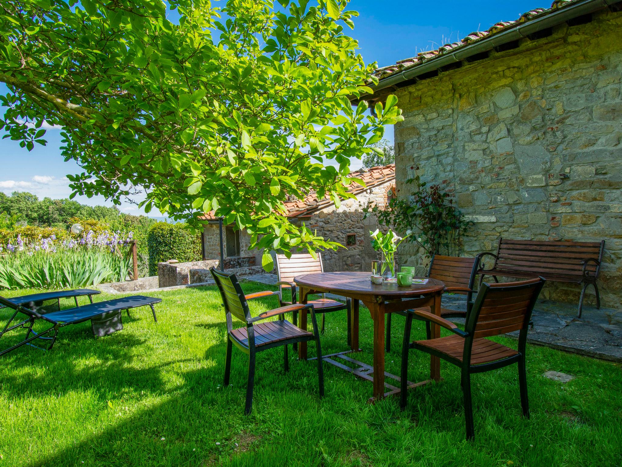 Foto 15 - Casa de 2 quartos em Loro Ciuffenna com piscina e jardim